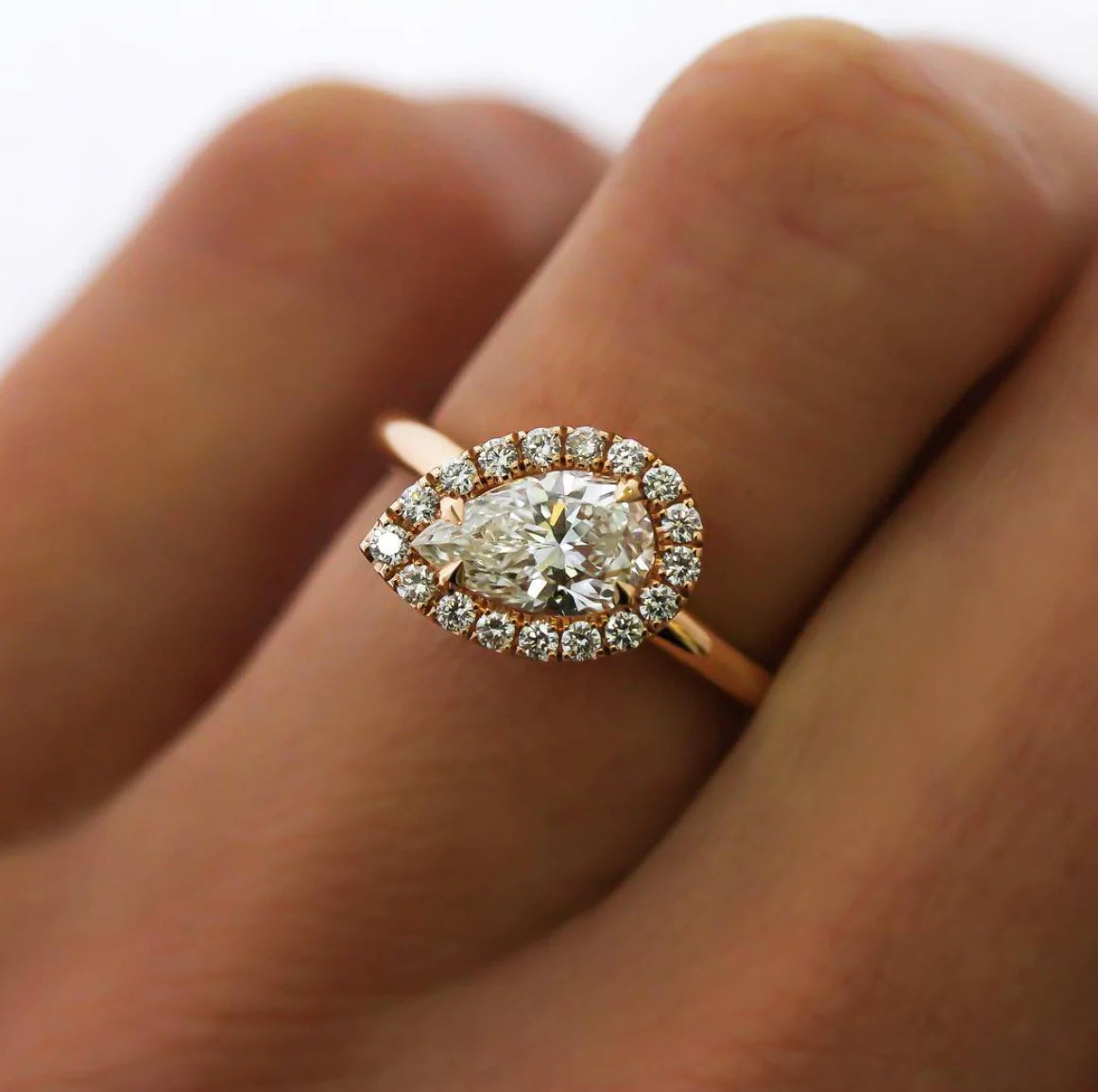 1.0 CT Pear Cut Moissanite Halo Engagement Ring Image principale du produit