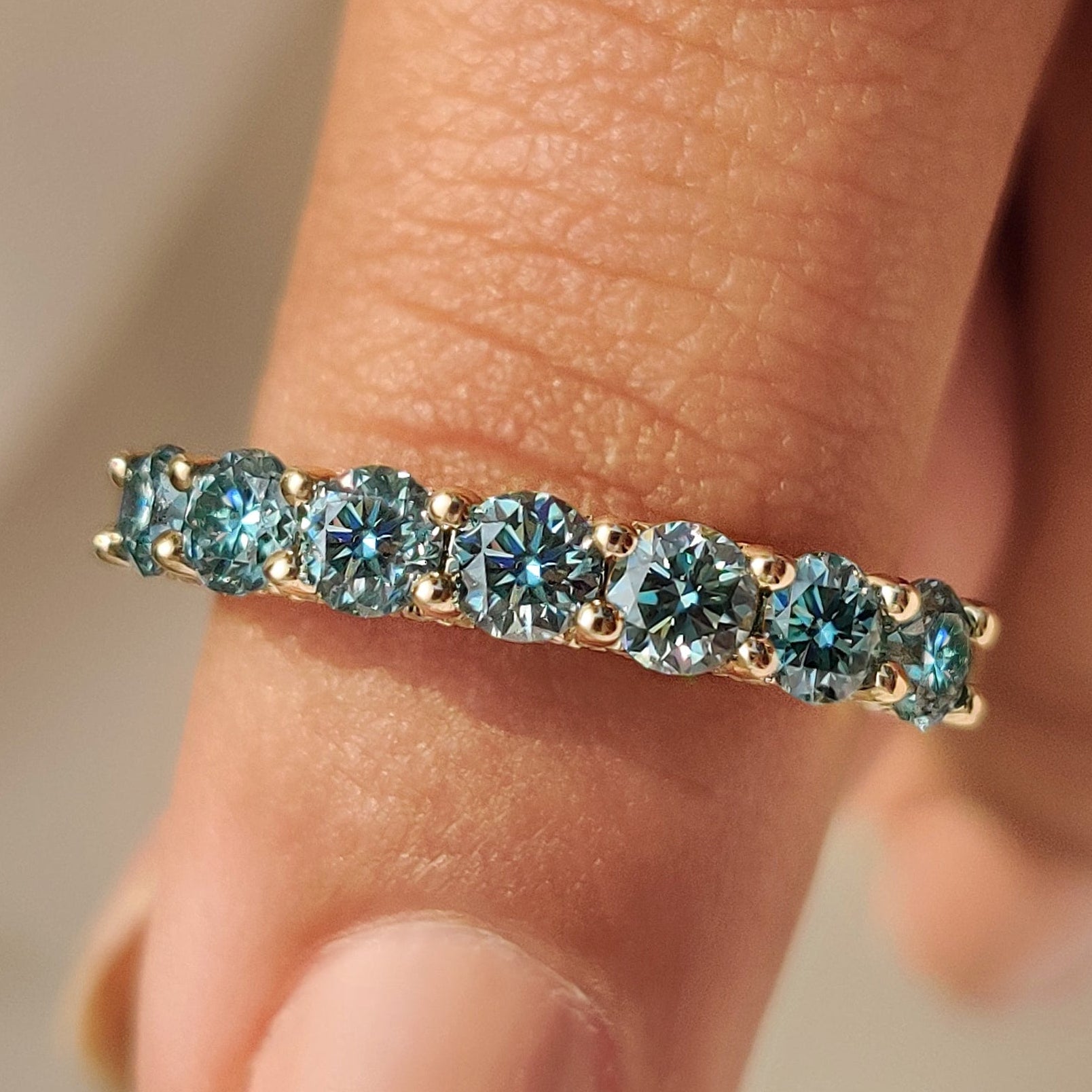Blue Round Cut moissanite Half Eternity Wedding Band in Pave Style Imagen principal del producto