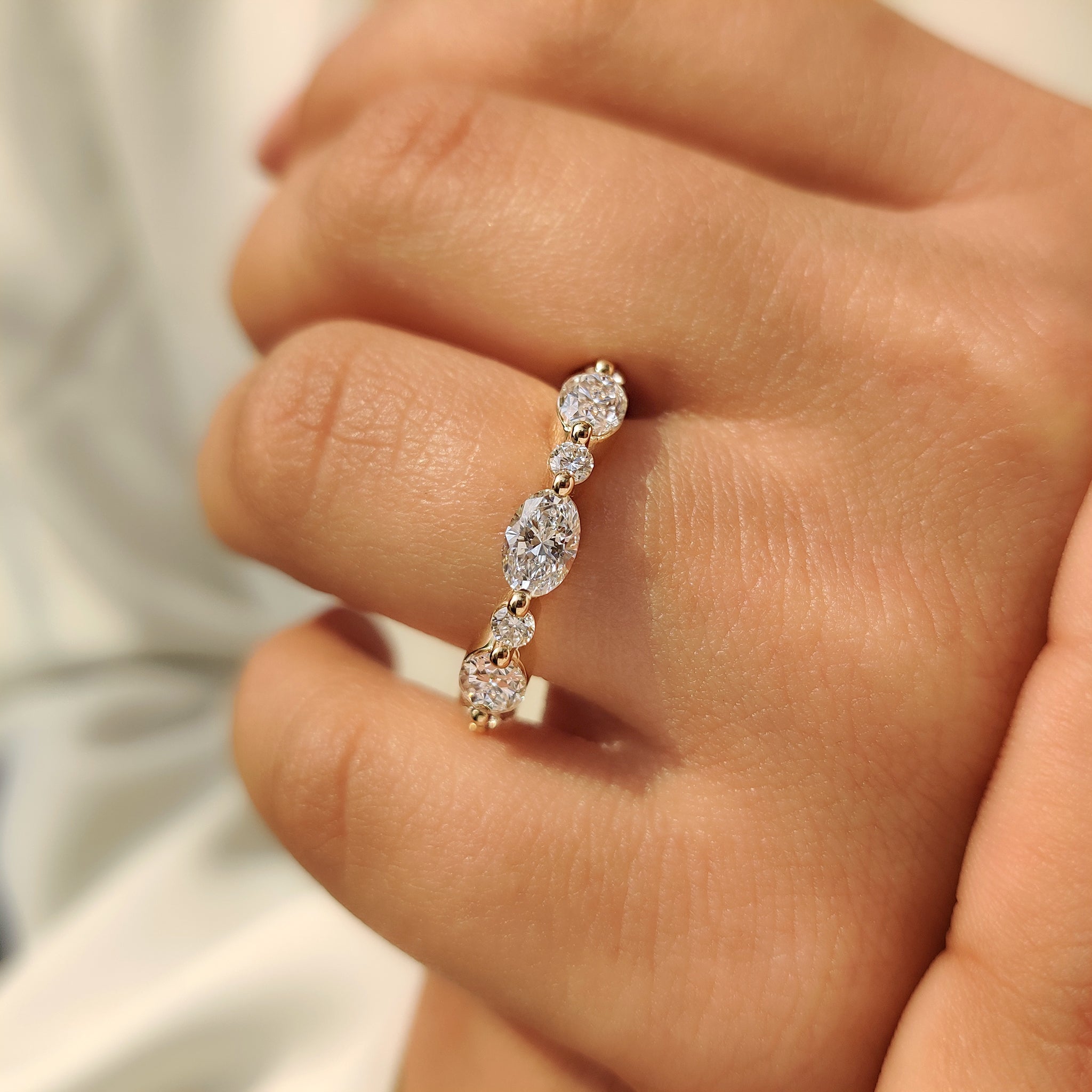 Round and Oval Cut Diamond Half Eternity Band Image secondaire du produit
