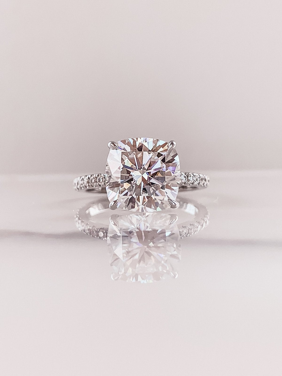 4.0 CT Cushion Moissanite Pave Setting Engagement Ring Imagen principal del producto