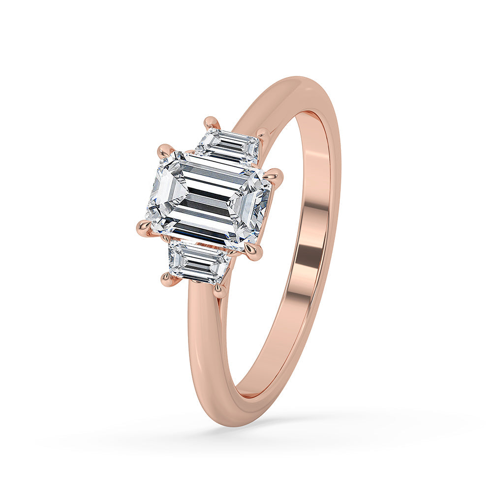 Emerald Cut Diamond Ring With trapezoid side stone Immagine secondaria del prodotto