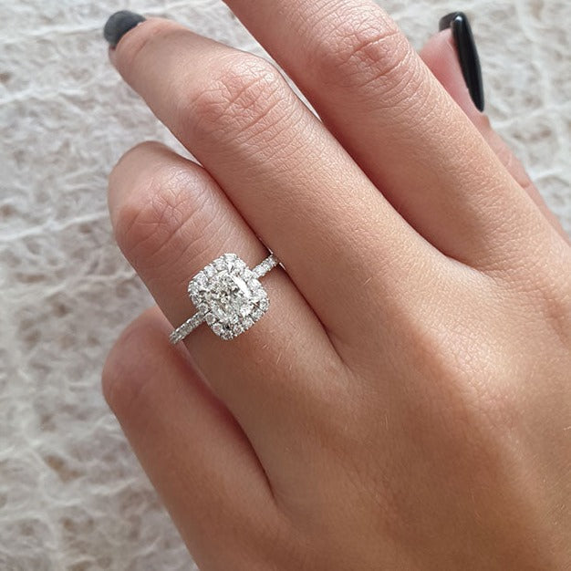 1.0 CT Radiant Cut Halo Style Moissanite Engagement Ring Zweitbild