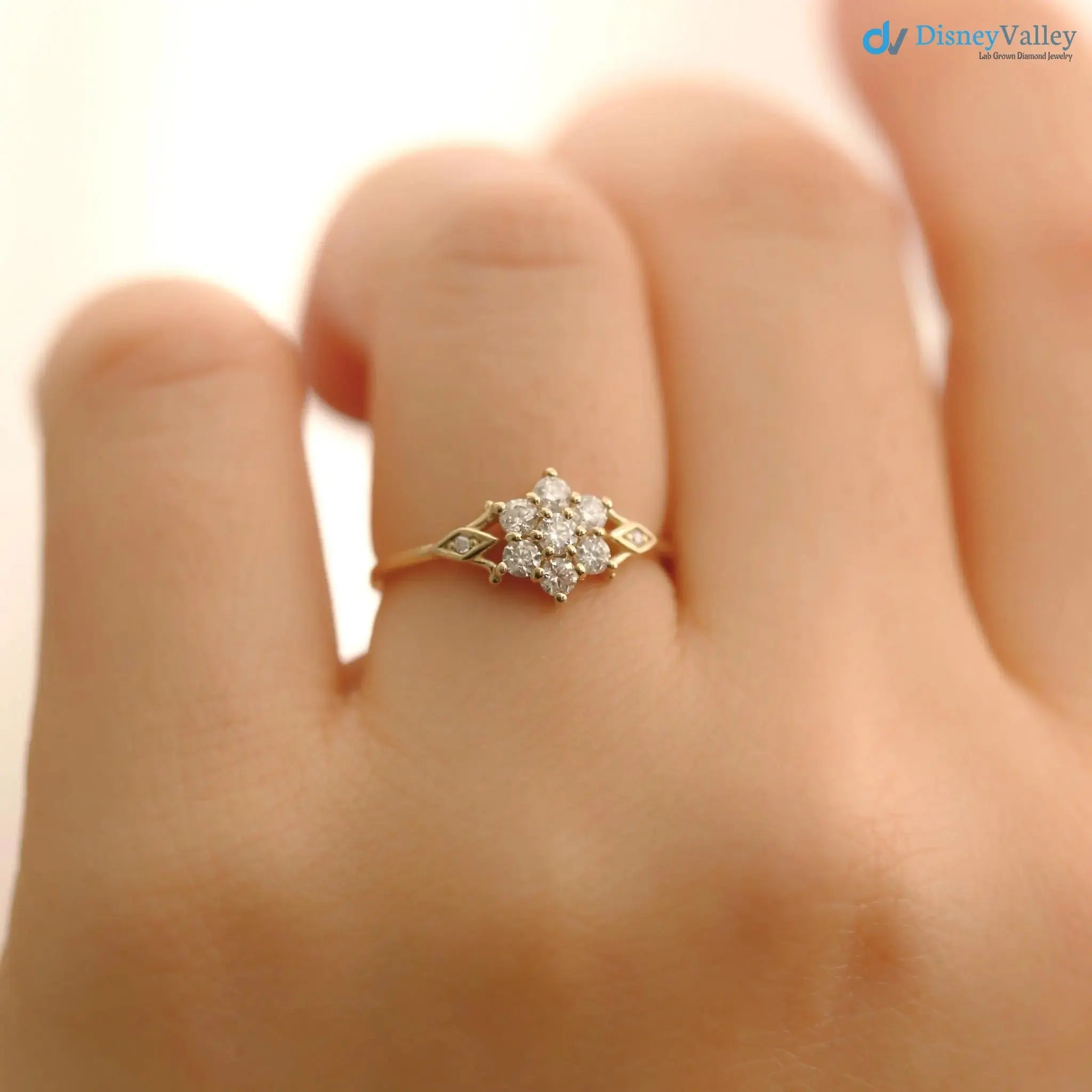 Victoria bloom ring, engagement ring, wedding ring, diamond ring DisneyValley Main image
