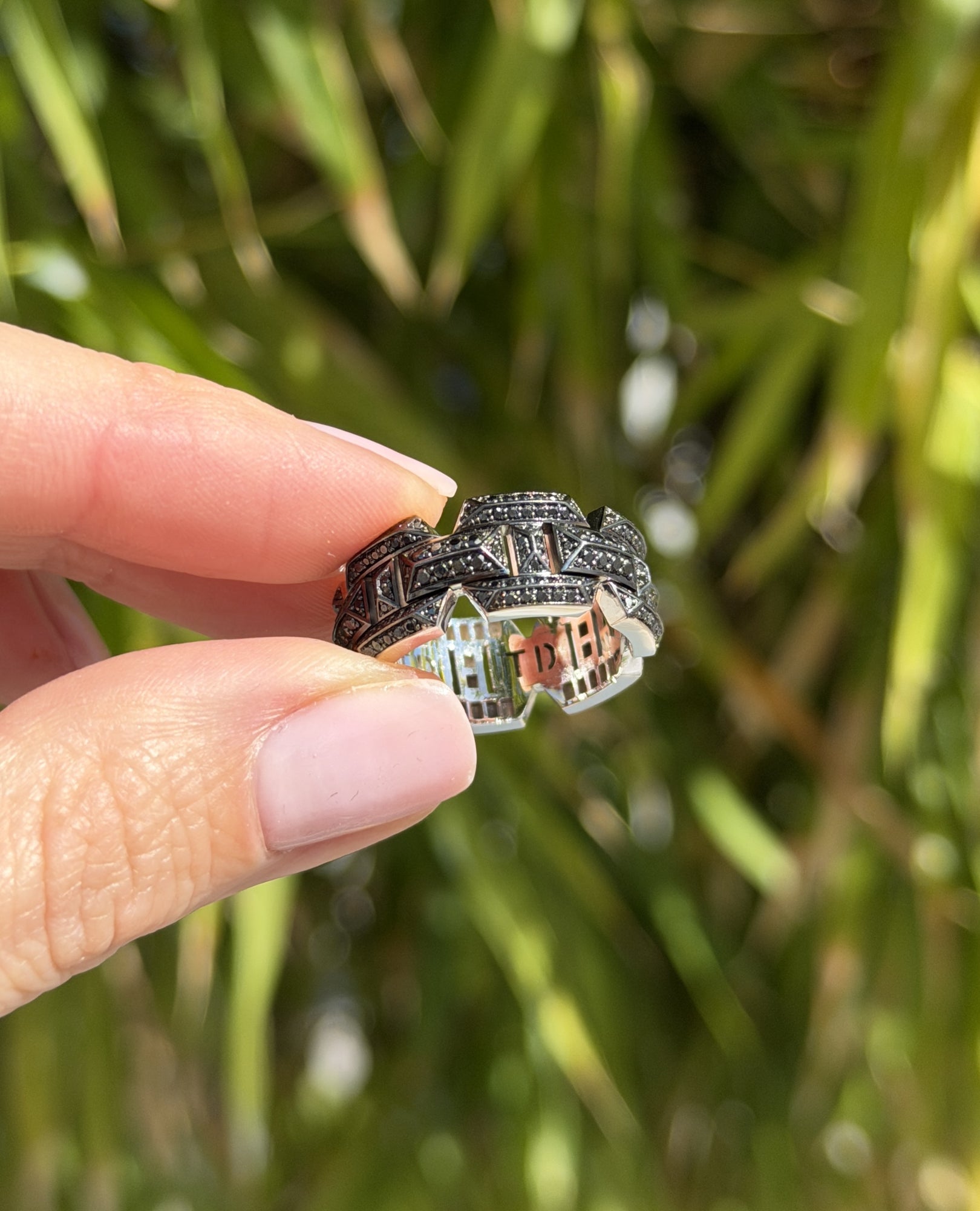 BRIGGS EDGE Gold Ring with 1.30ct Black Diamonds