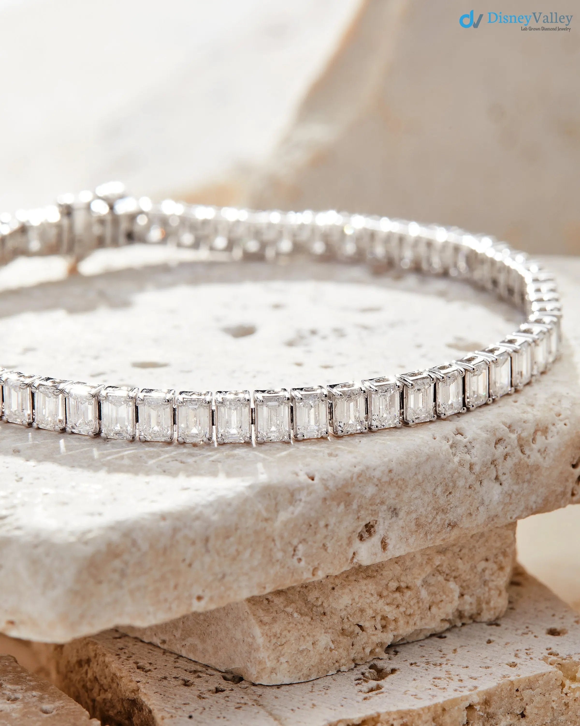 White Gold Emerald Cut Diamond Tennis Bracelet - DisneyValley Image principale du produit