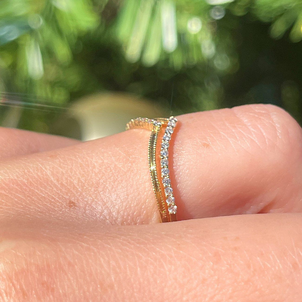 0.25 TCW Round Brilliant Cut Curved Vintage Style Moissanite Wedding Band