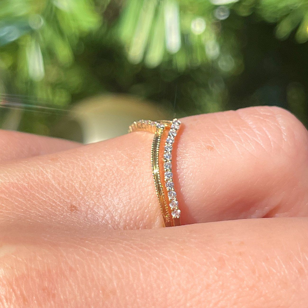 0.25 TCW Round Brilliant Cut Curved Vintage Style Moissanite Wedding Band