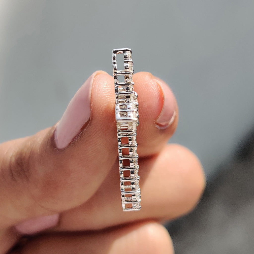 Criss Cross Pendant In Round Cut Moissanite