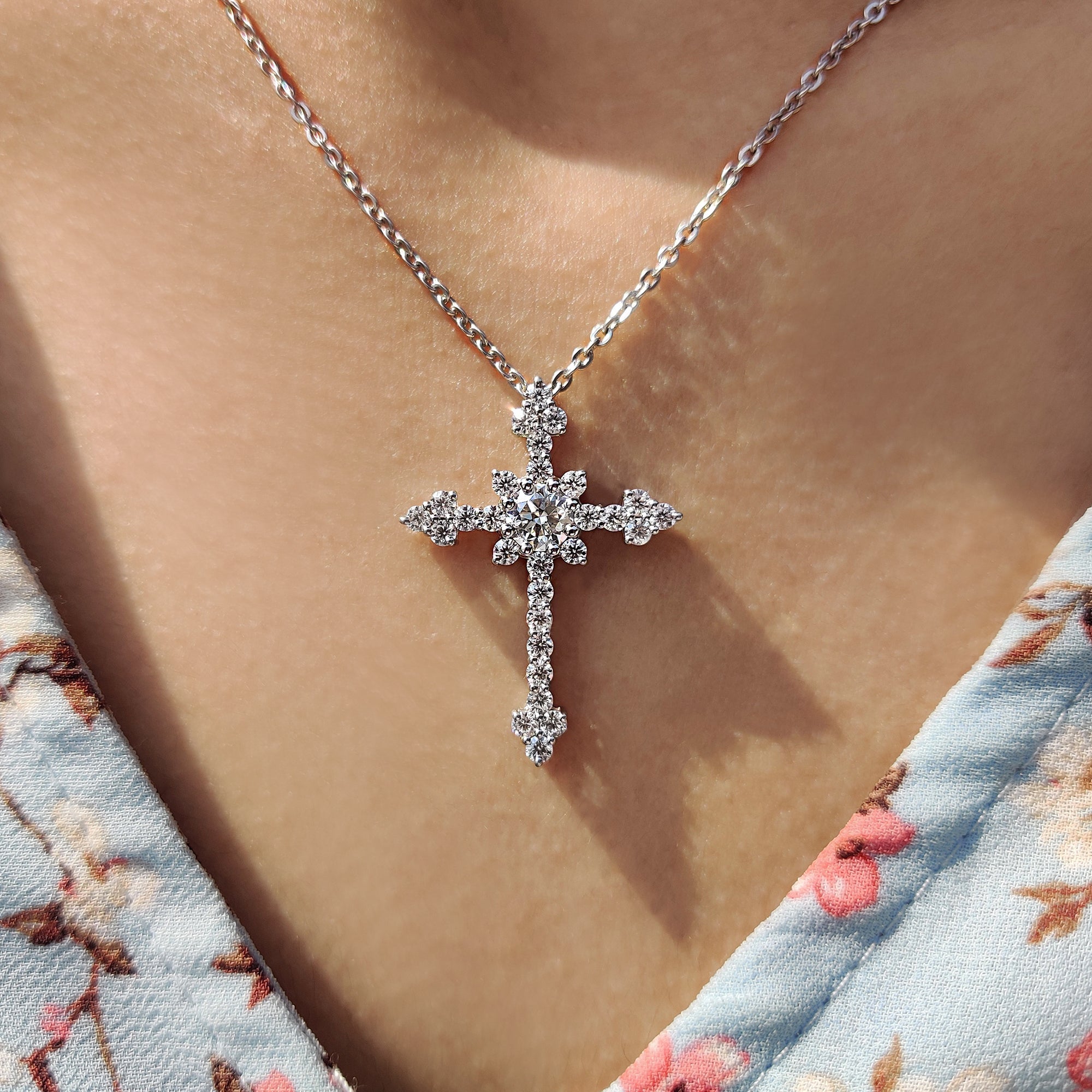 Criss Cross Pendant In Round Cut Moissanite Main image