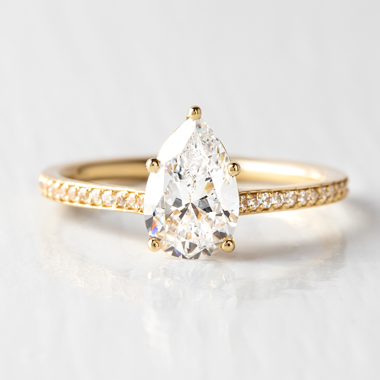 1.33 CT Pear Cut Minimalist Pave Setting Moissanite Engagement Ring Imagen principal del producto