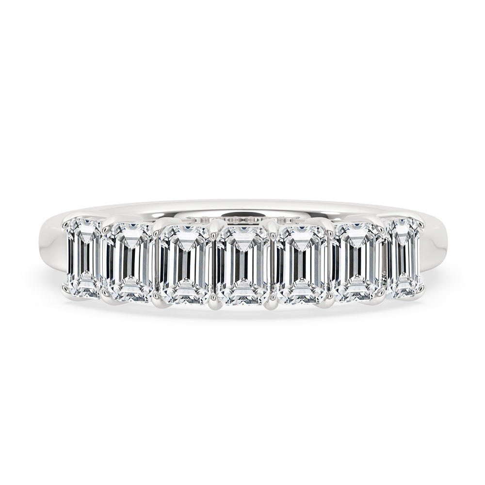 Half Eternity Emerald Cut Diamond Band Imagen principal del producto