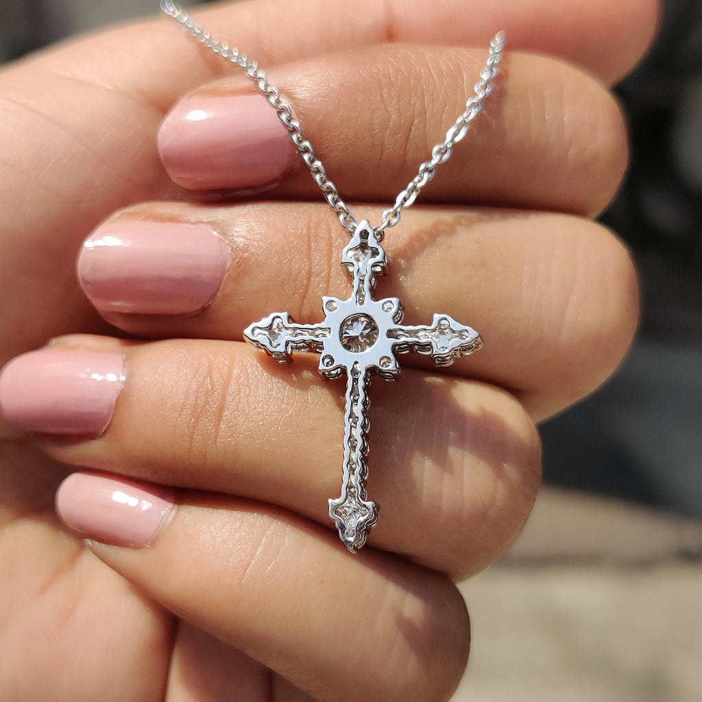 Criss Cross Pendant In Round Cut Moissanite