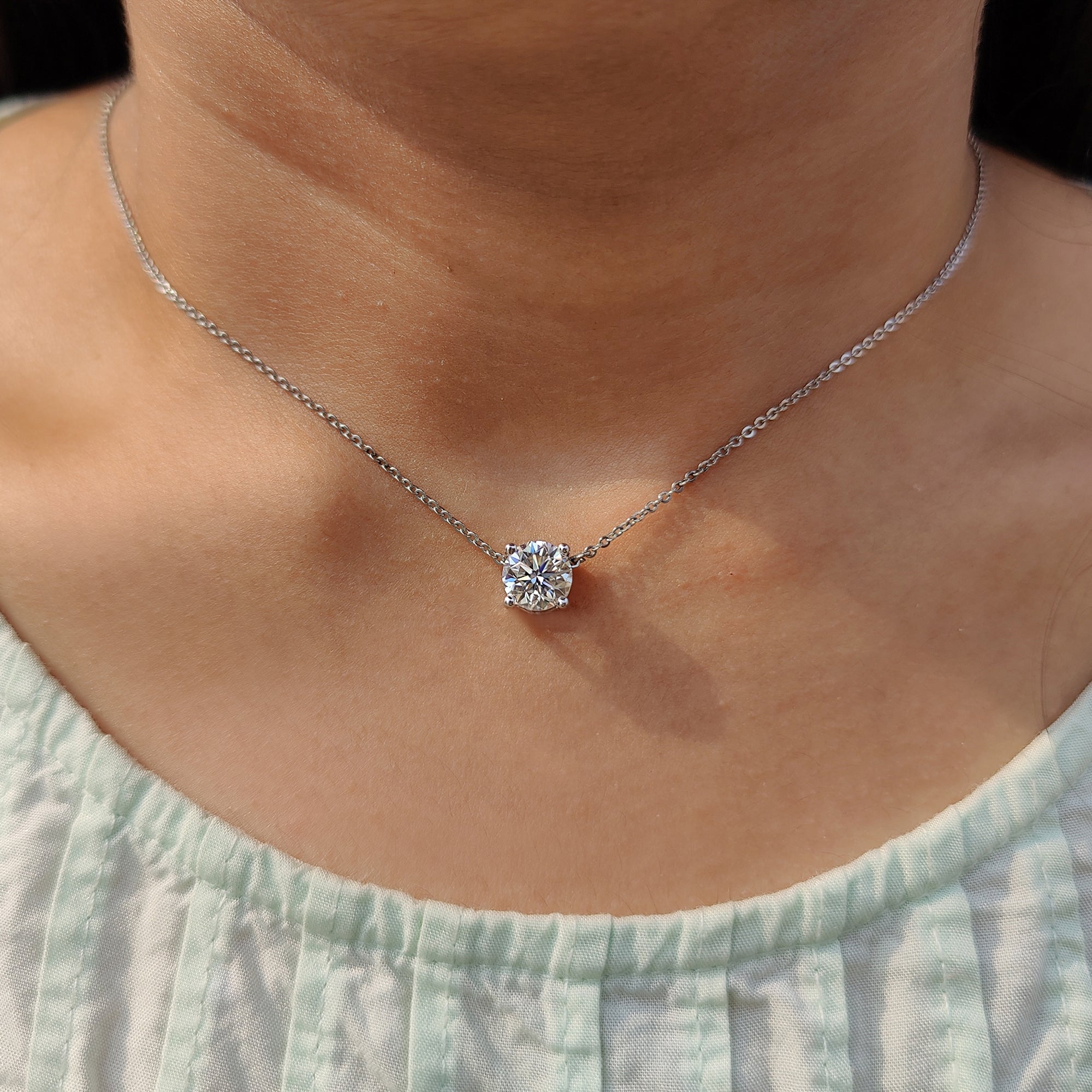 Round Cut Pendant With Simple Solitaire Style Zweitbild