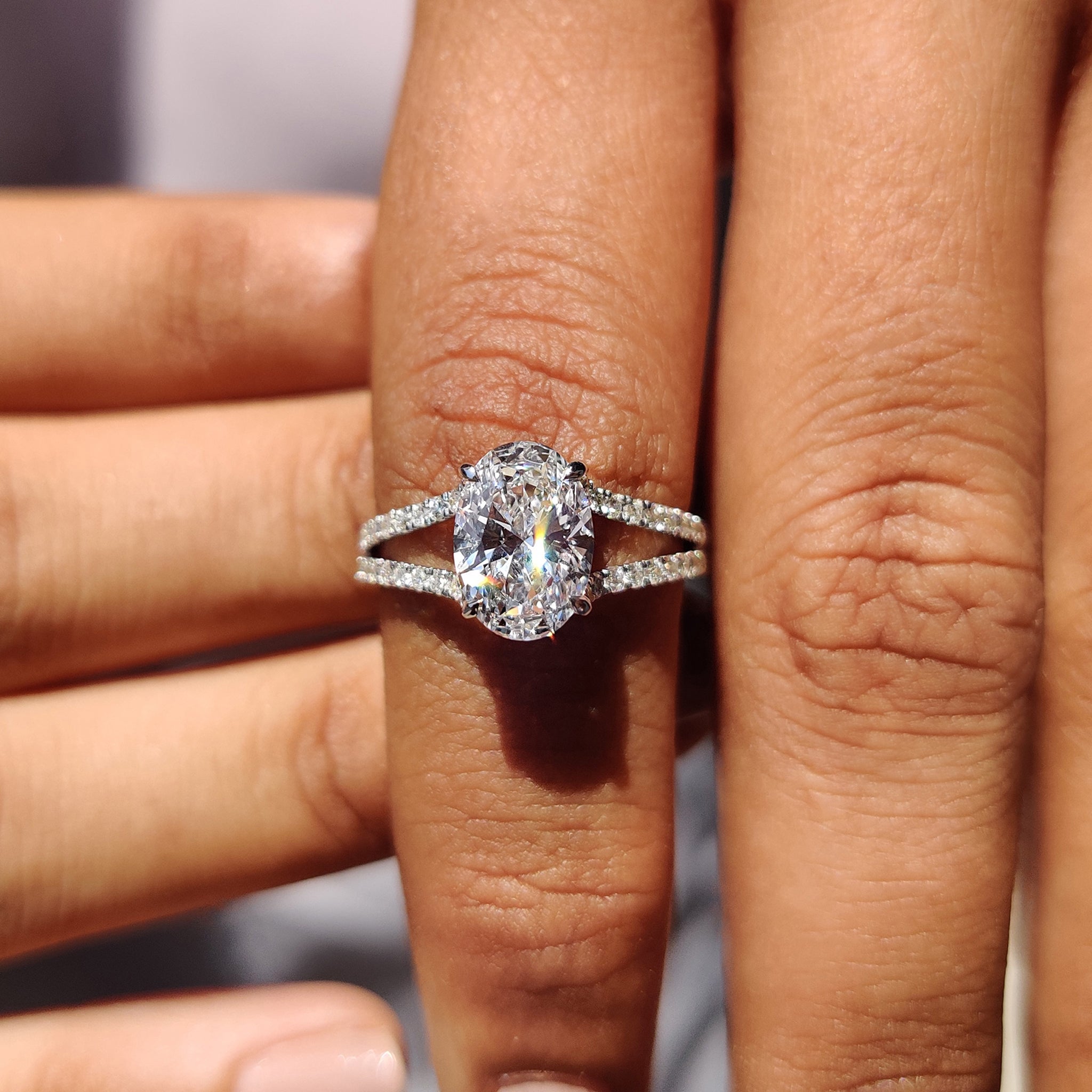 Oval Ring with Split Shank Pave Imagen secundaria del producto