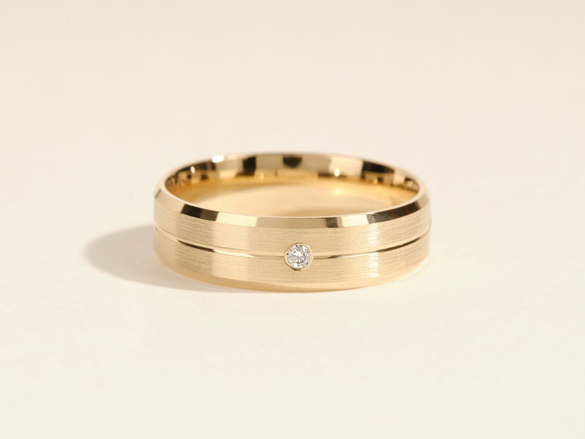 0.05 TCW Men's Flush Set Diamond Wedding Band Main image