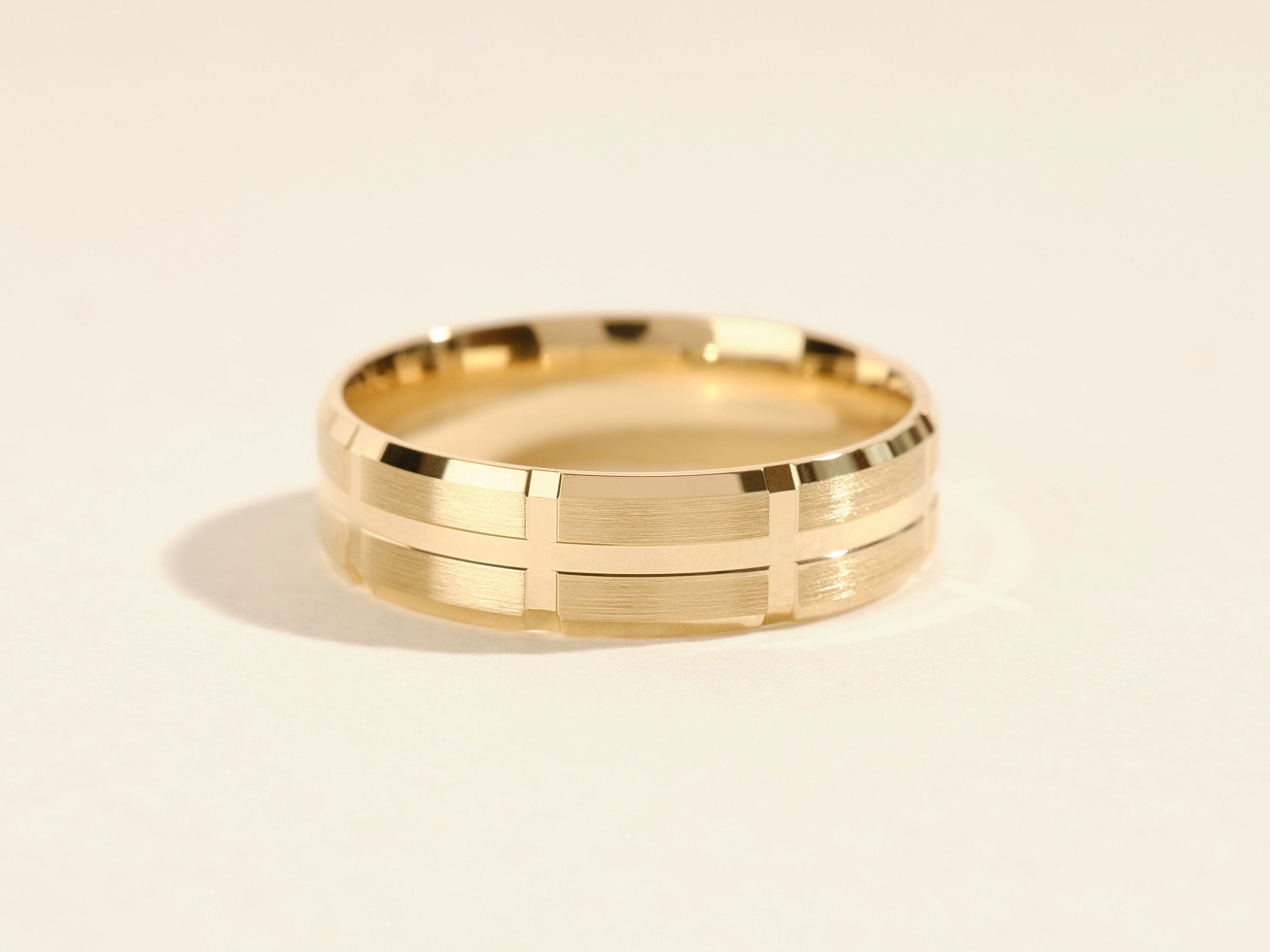 Grooved Block Detailed Setting Men's Wedding Band