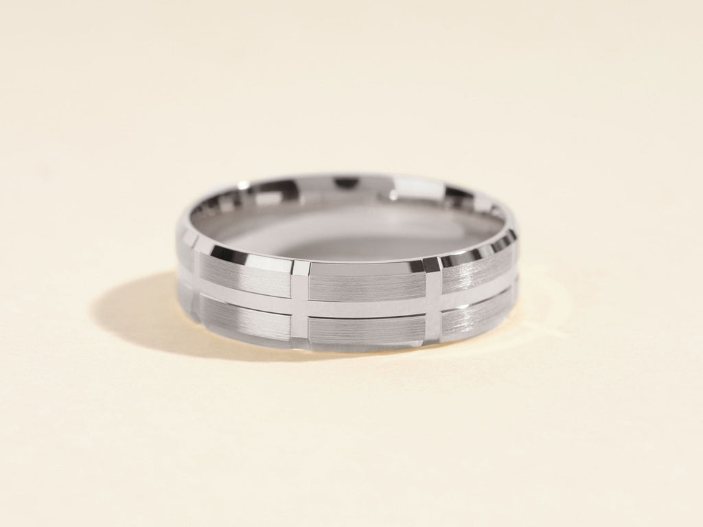 Grooved Block Detailed Setting Men's Wedding Band
