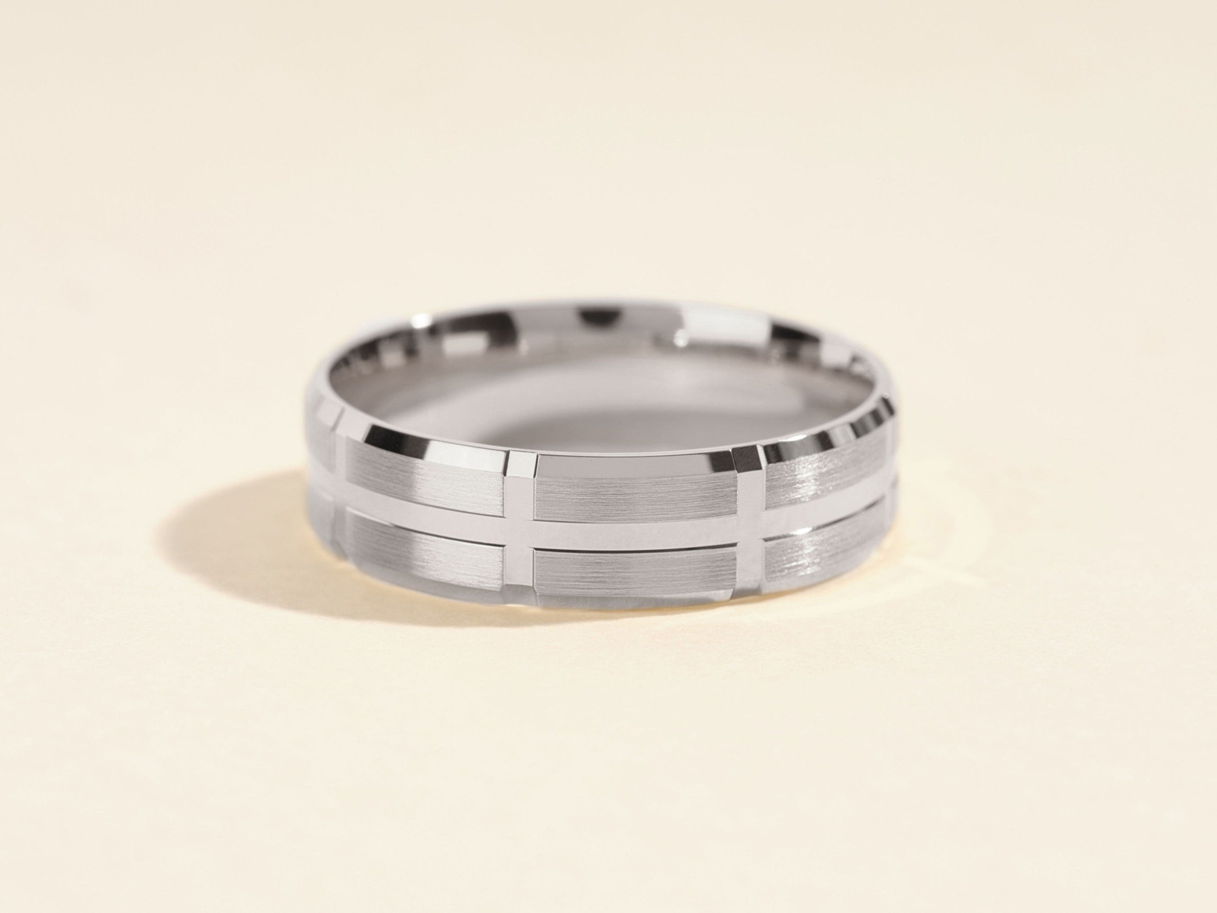 Grooved Block Detailed Setting Men's Wedding Band