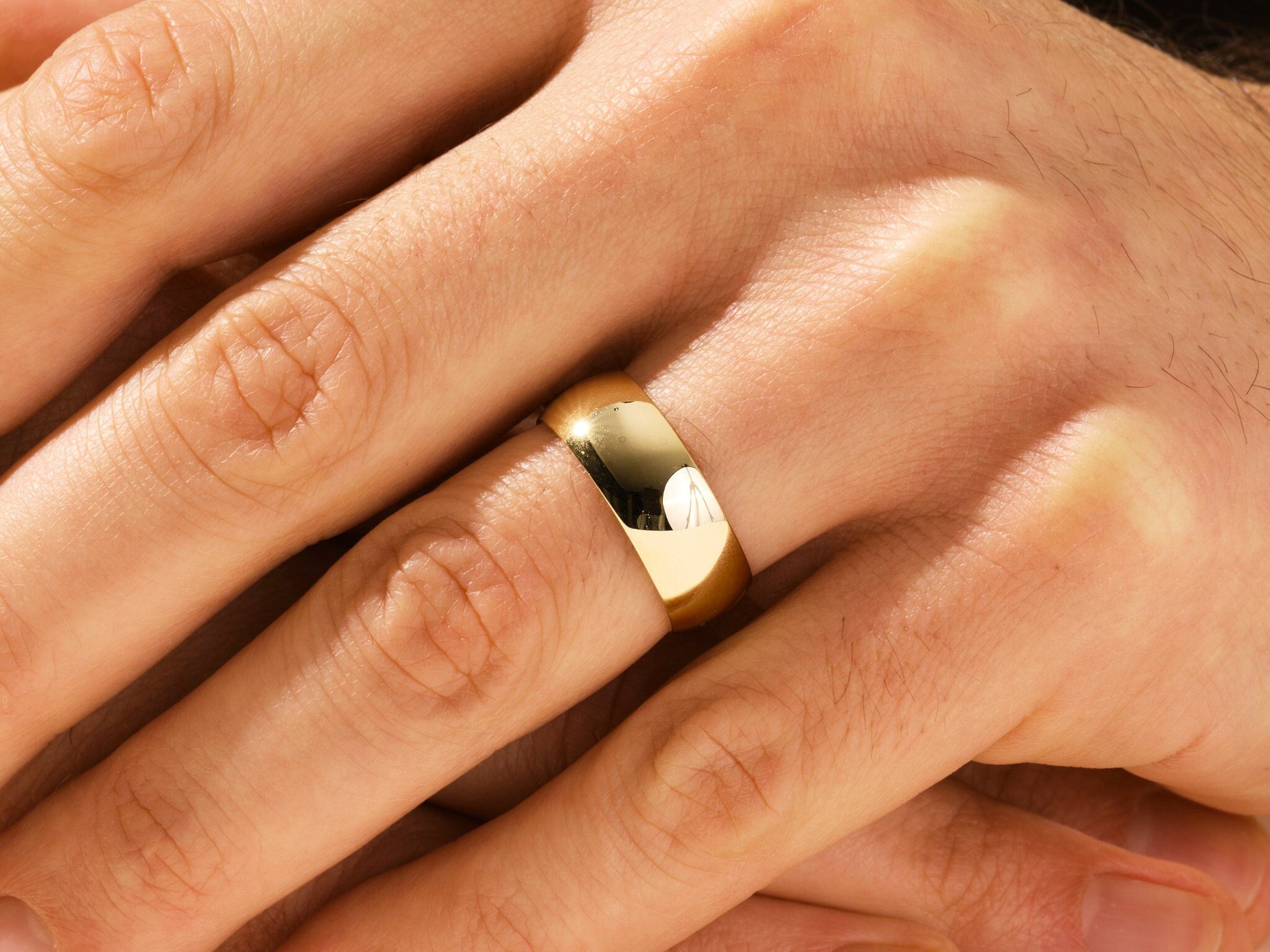 Polished Finish Setting Men's Wedding Band.
