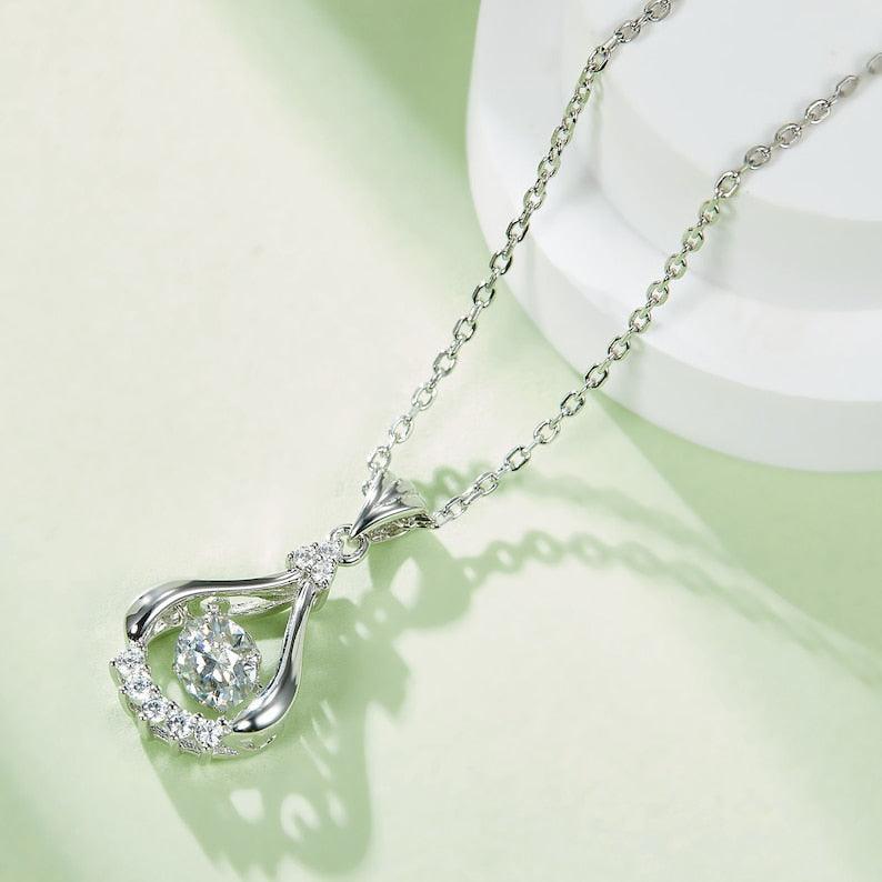 Radiant 0.5ct 5mm Round Moissanite Necklace: Timeless Elegance in Every Sparkle