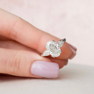 2.0 CT Oval Cut Moissanite Three Stones Engagement Ring