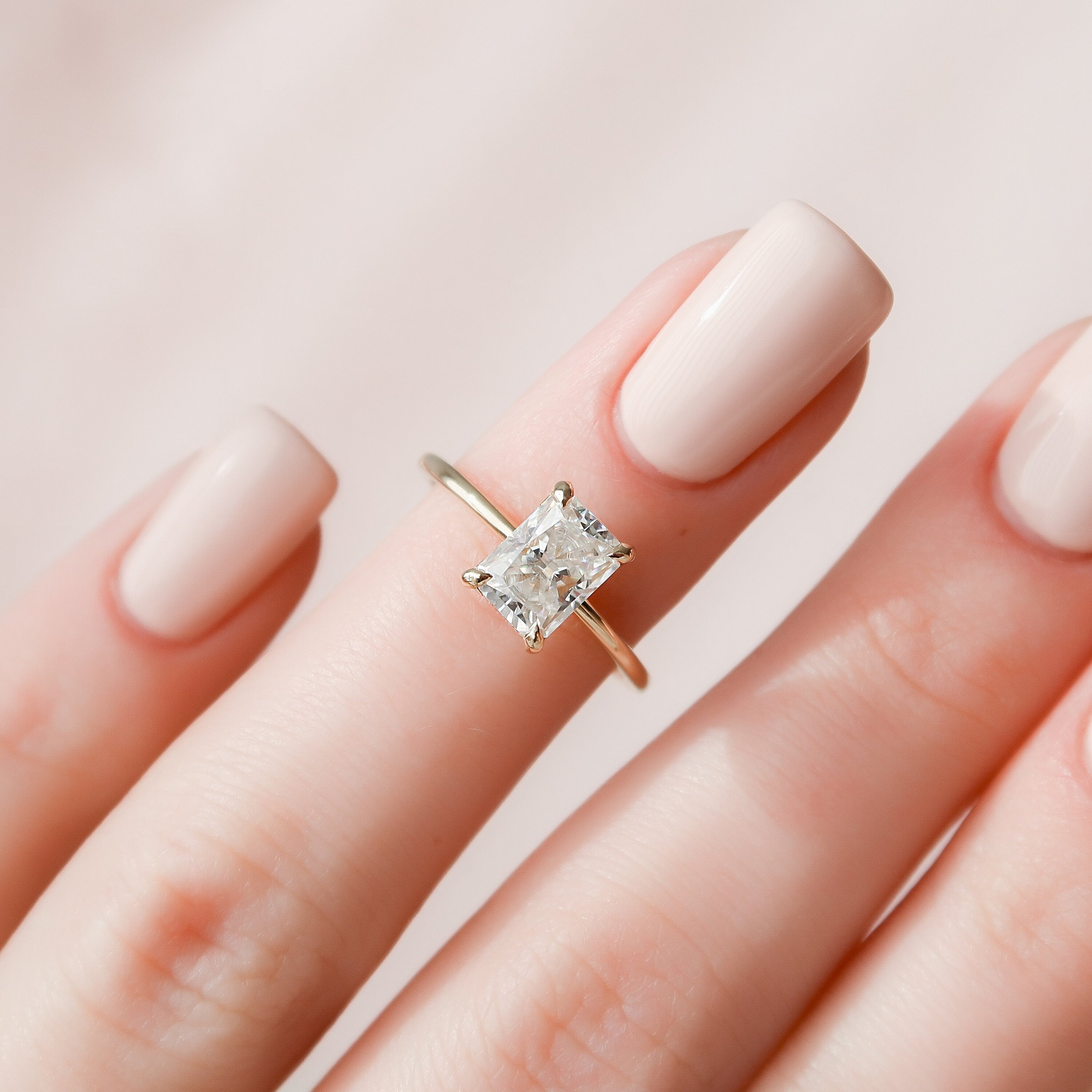 1.50 CT Radiant Cut Moissanite Hidden Halo Engagement Ring Zweitbild