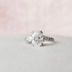 2.0 CT Oval Cut Moissanite Three Stones Engagement Ring