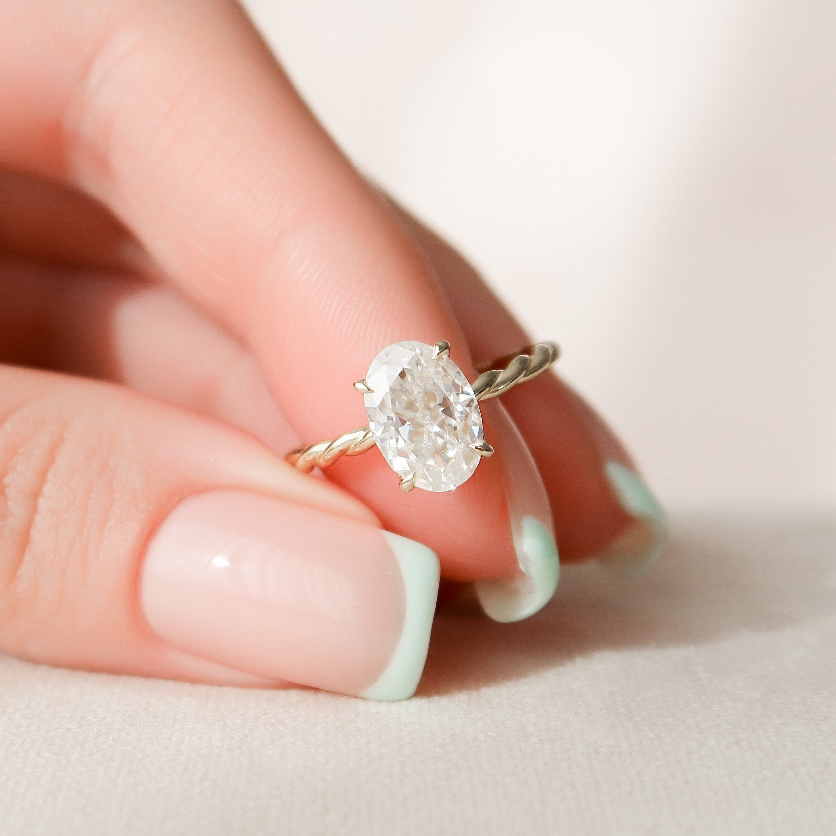 2.0 CT Oval Cut Moissanite Hidden Halo Engagement Ring Image principale du produit