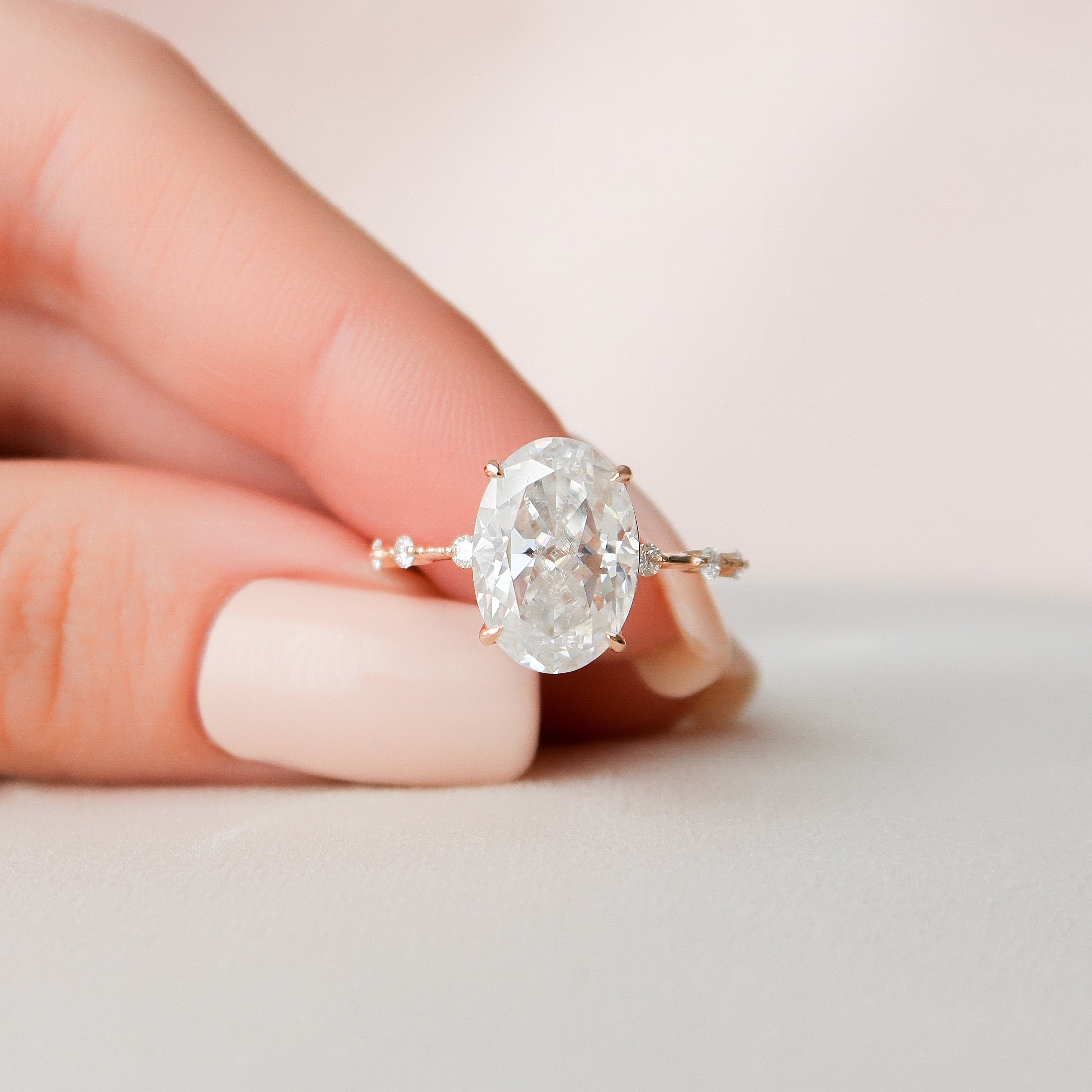 4.50 CT Oval Moissanite Dainty Style Engagement Ring Immagine principale del prodotto