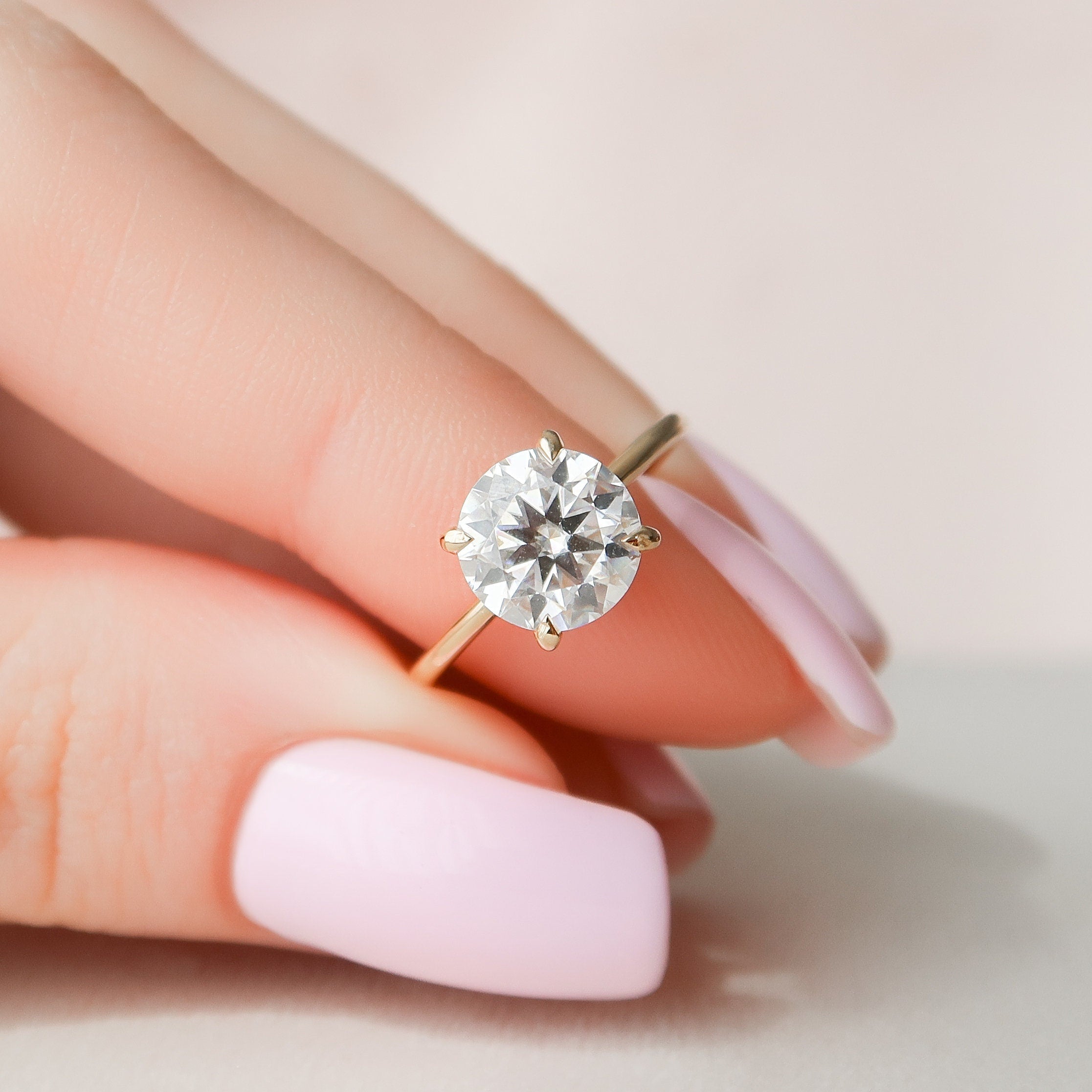 2.0 CT Round Moissanite Hidden Halo Setting Engagement Ring Image principale du produit