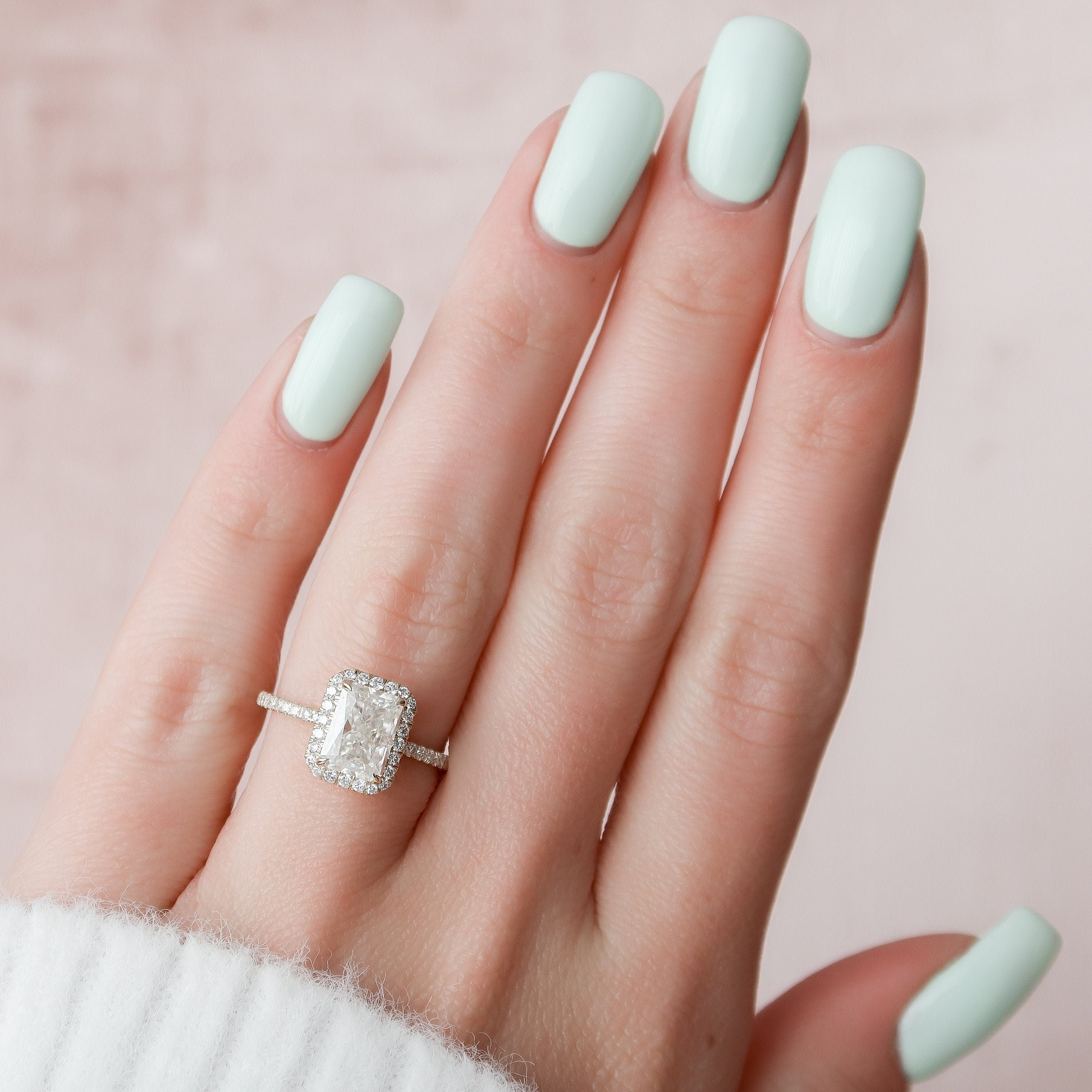 2.0 CT Radiant Cut Moissanite Halo Engagement Ring Zweitbild