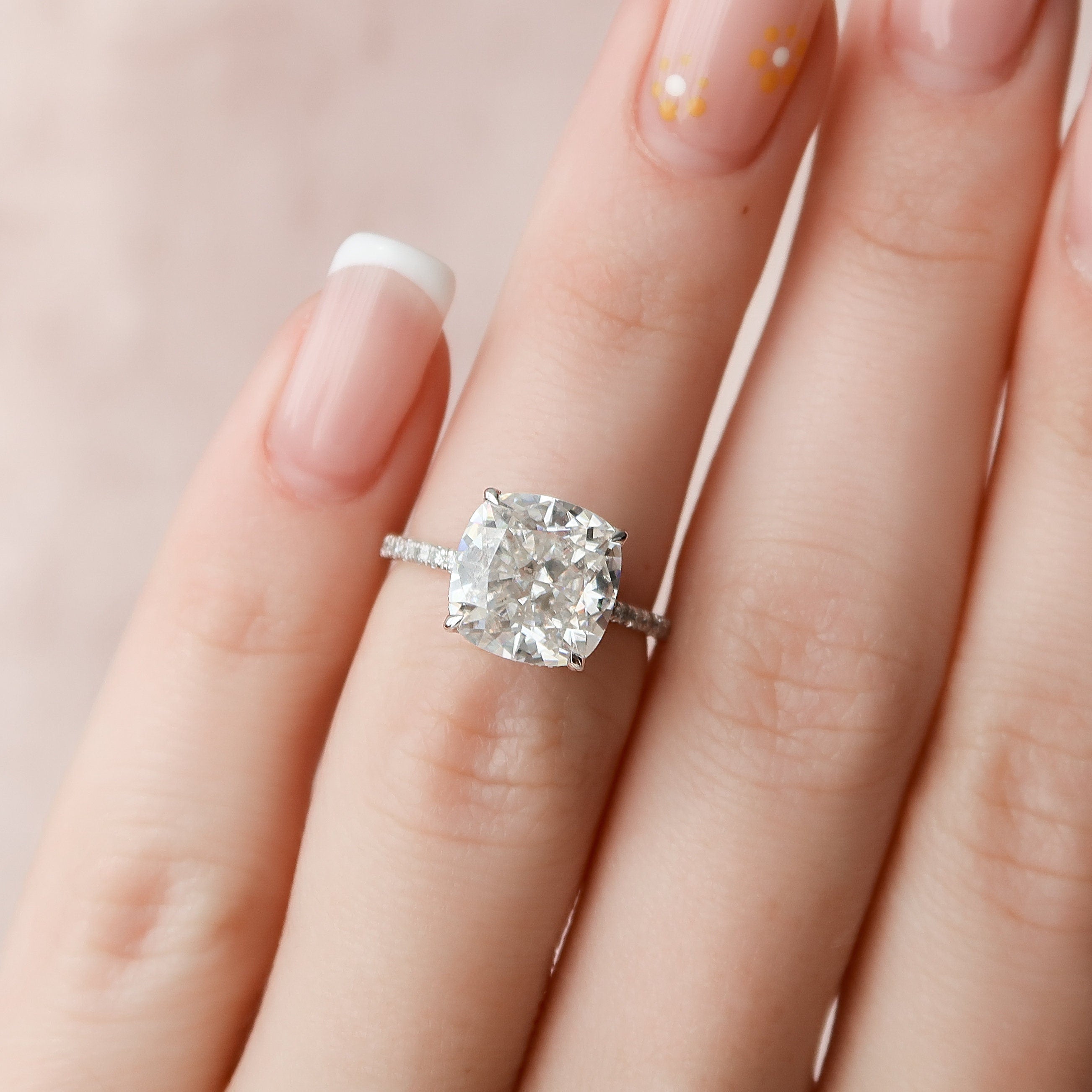 4.50 CT Cushion Moissanite Pave Engagement Ring Imagen secundaria del producto