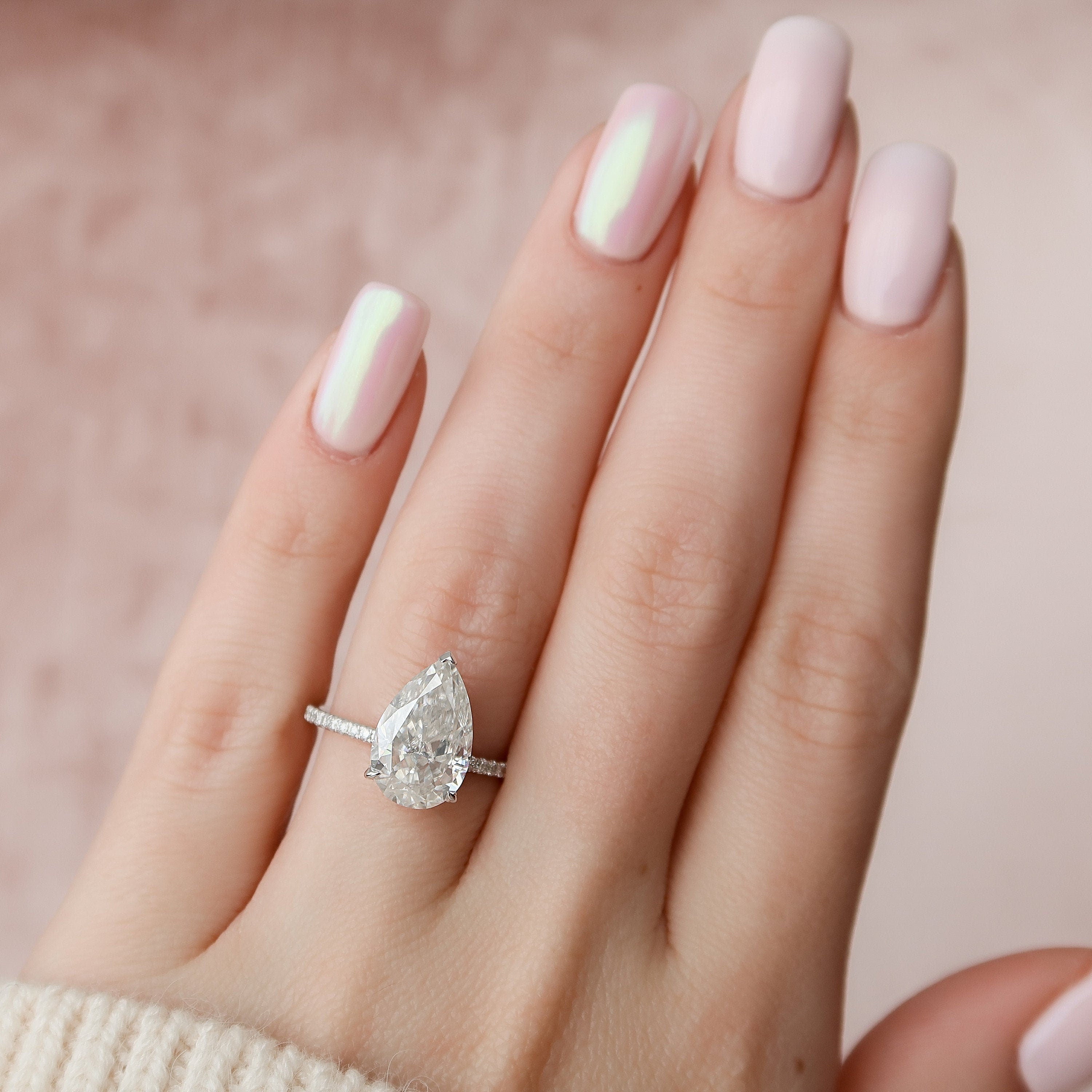 3.0 CT Pear Moissanite Pave Setting Engagement Ring Zweitbild