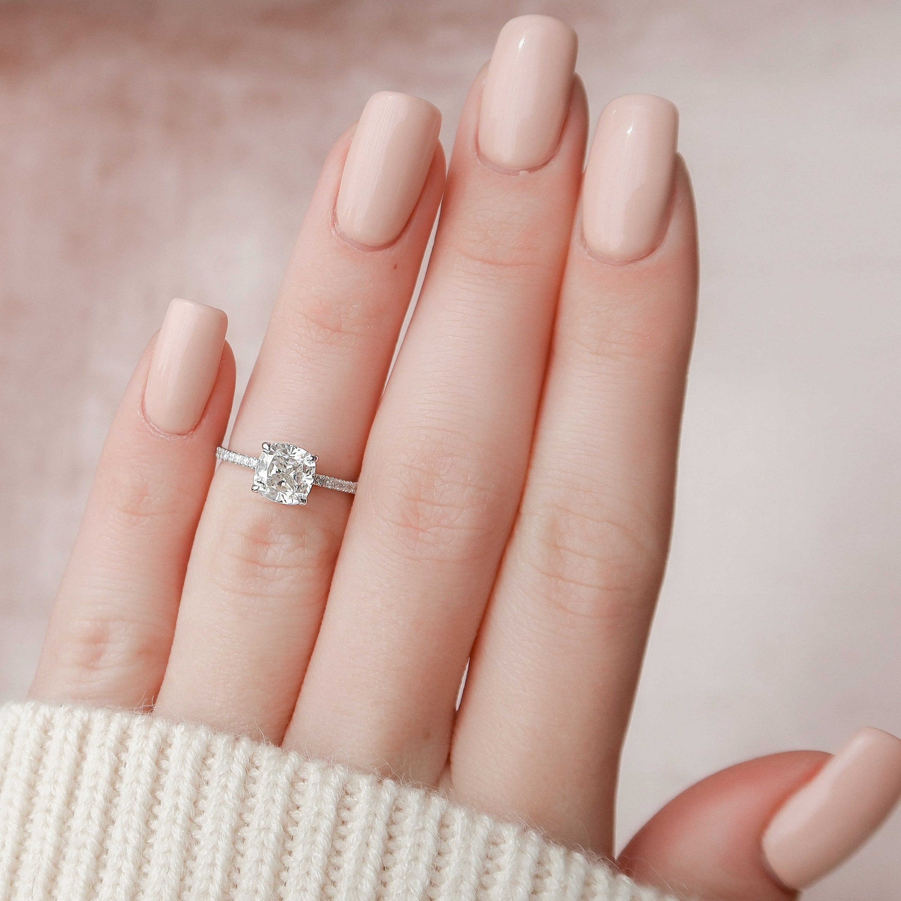 1.50 CT Cushion Cut Hidden Halo Pave Style Moissanite Engagement Ring Image secondaire du produit