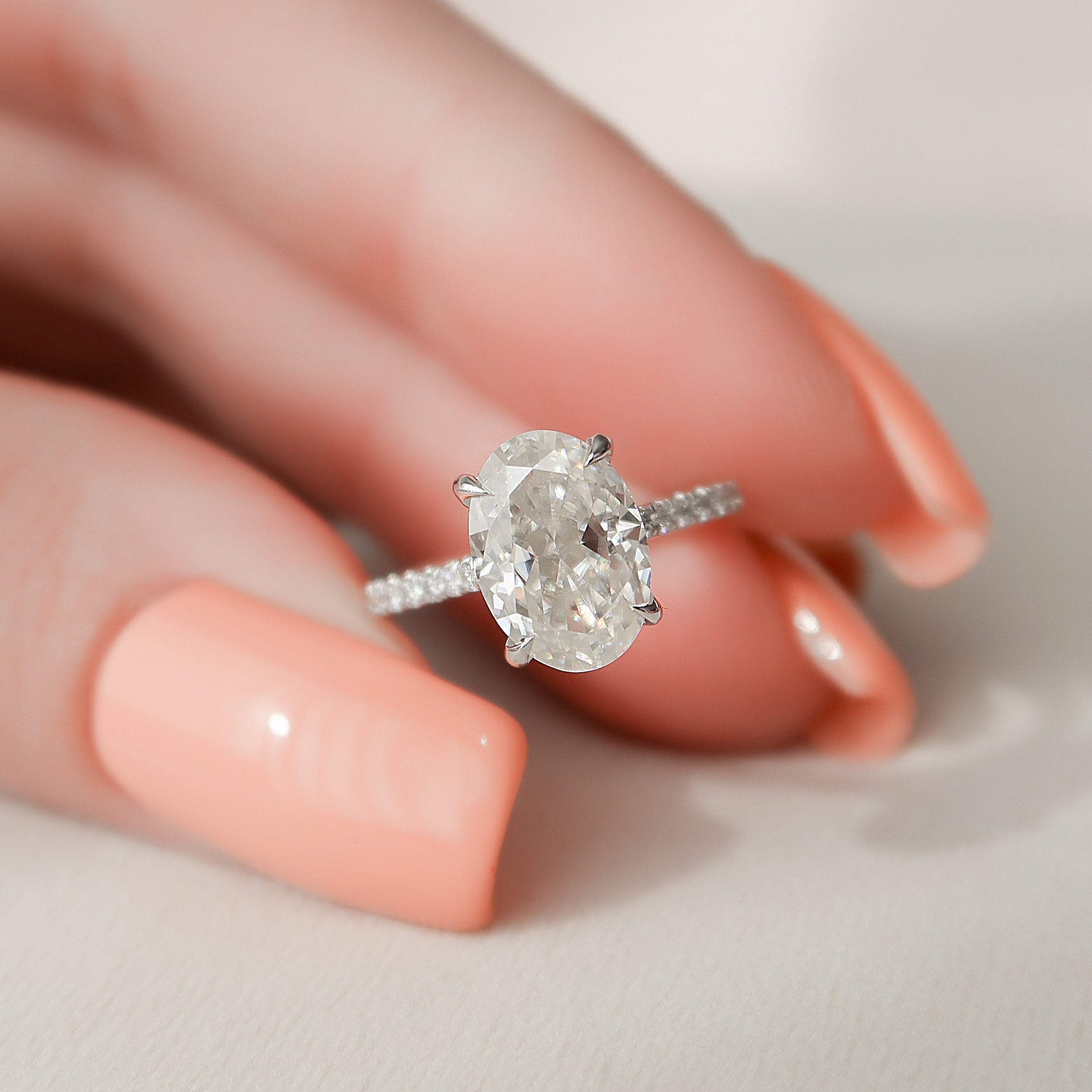 2.0 CT Oval Moissanite Pave Setting Engagement Ring Imagen principal del producto