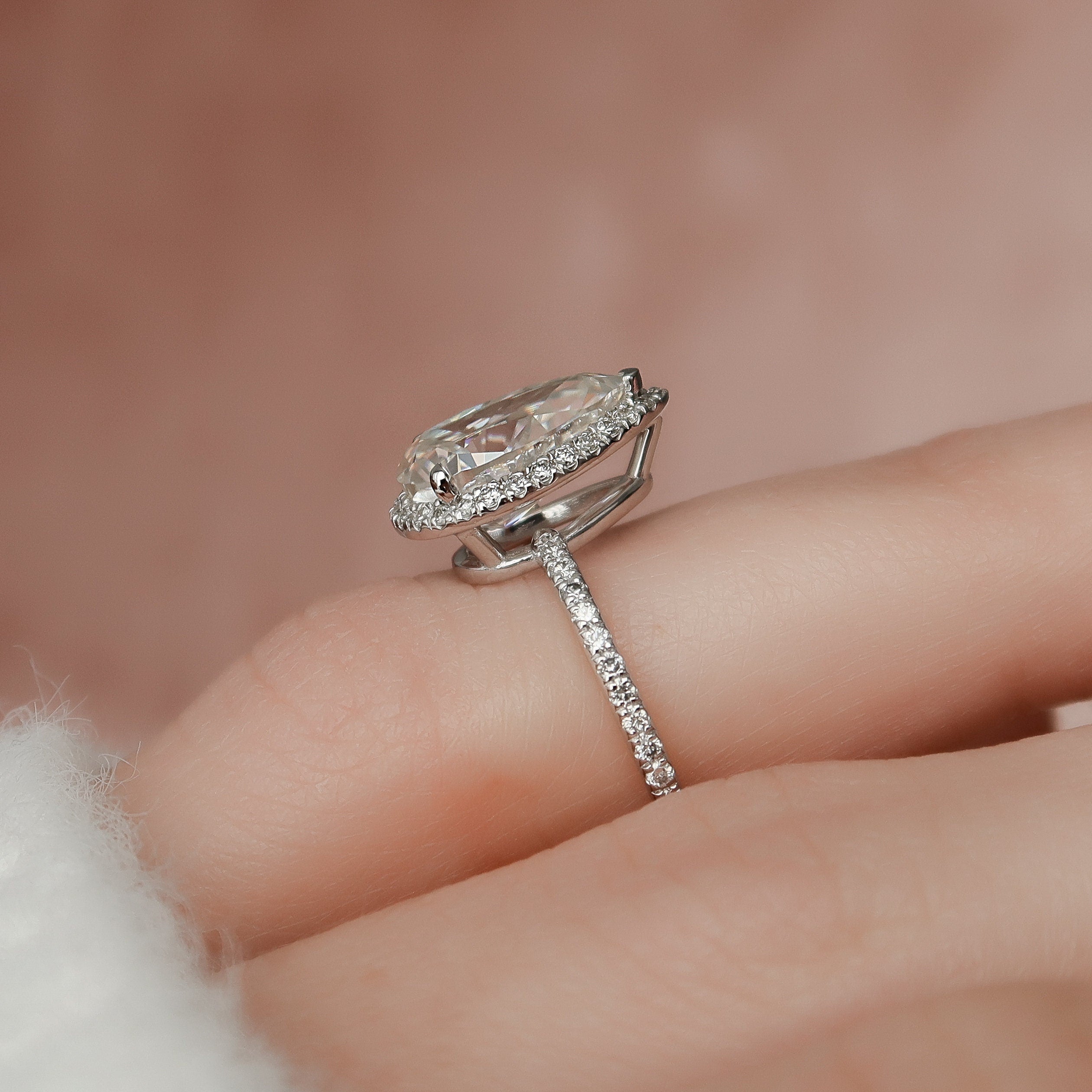 2.0 CT Pear Moissanite Halo Setting Engagement Ring