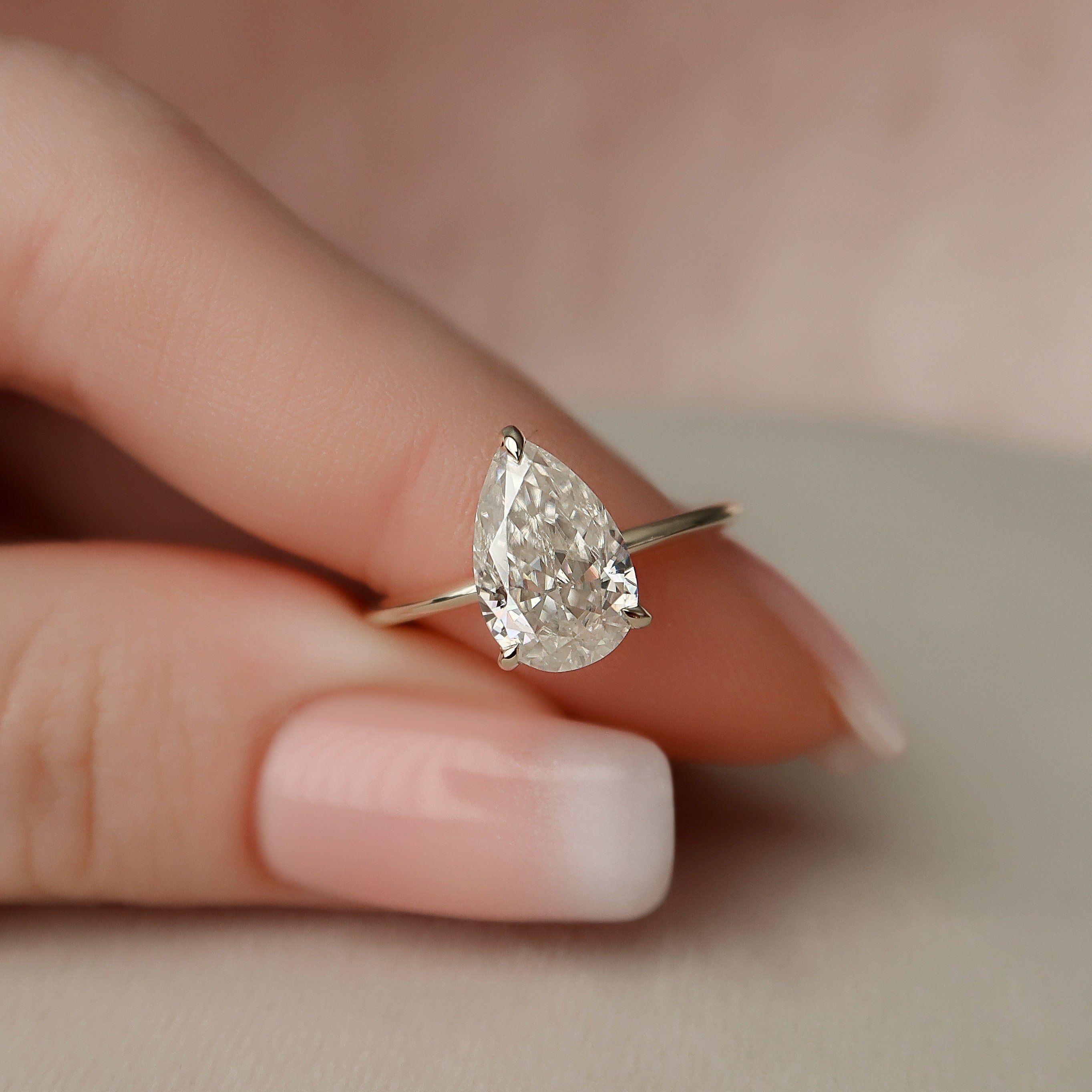 2.0 CT Pear Moissanite Hidden Halo Setting Engagement Ring Image principale du produit