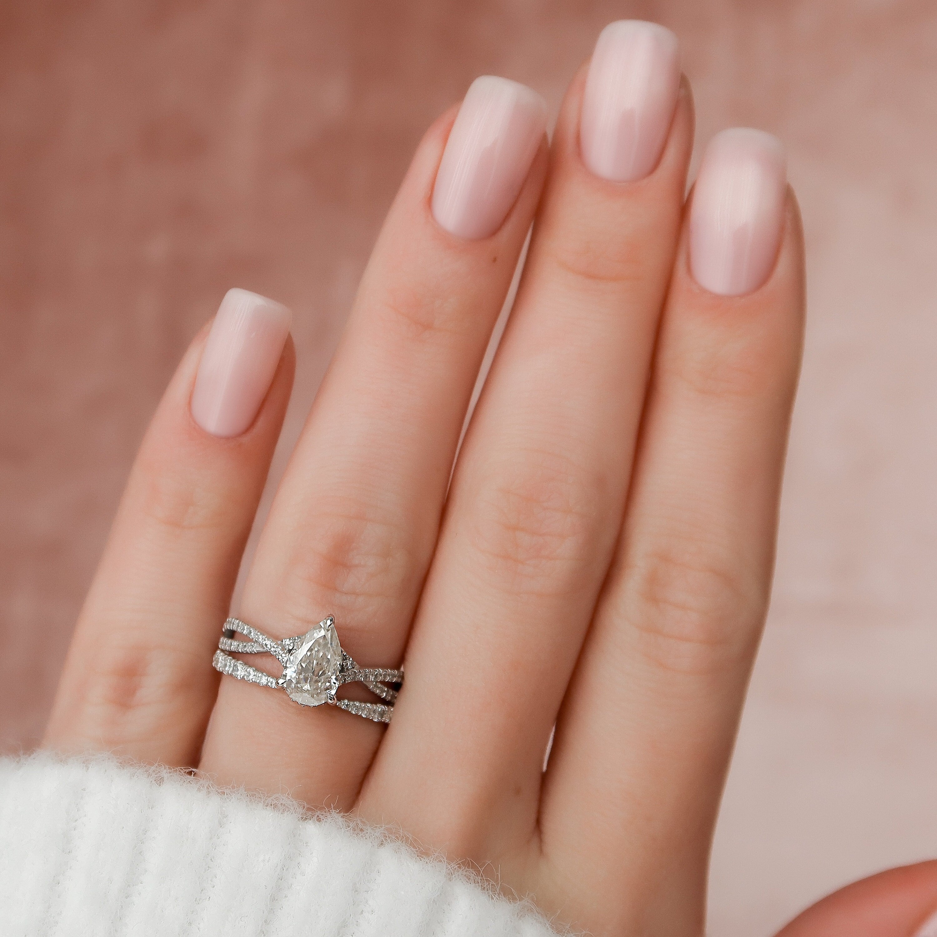 1.0CT Pear Cut Moissanite Split Shank Style Bridal Ring Set Imagen secundaria del producto