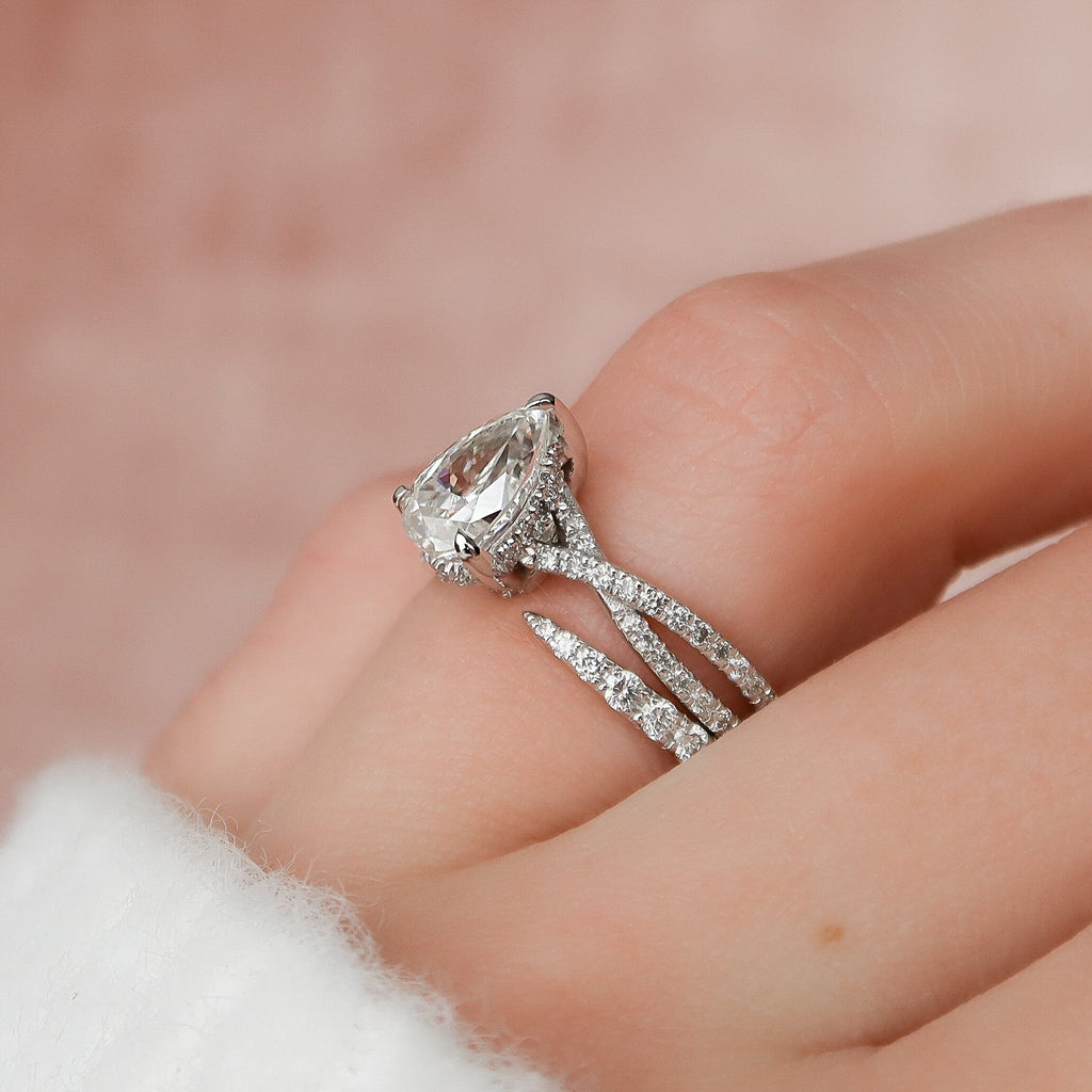 1.0CT Pear Cut Moissanite Split Shank Style Bridal Ring Set