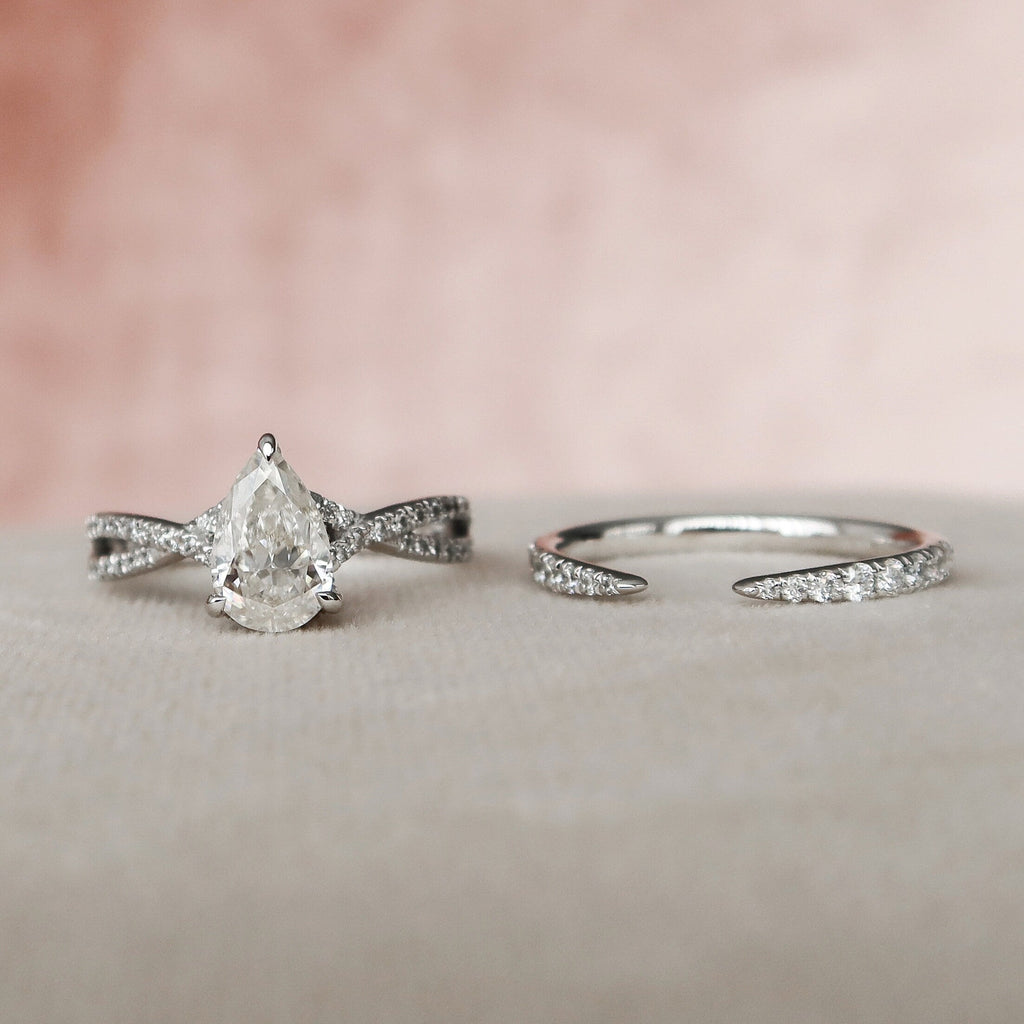 1.0CT Pear Cut Moissanite Split Shank Style Bridal Ring Set