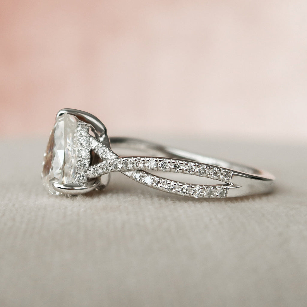 1.0CT Pear Cut Moissanite Split Shank Style Bridal Ring Set
