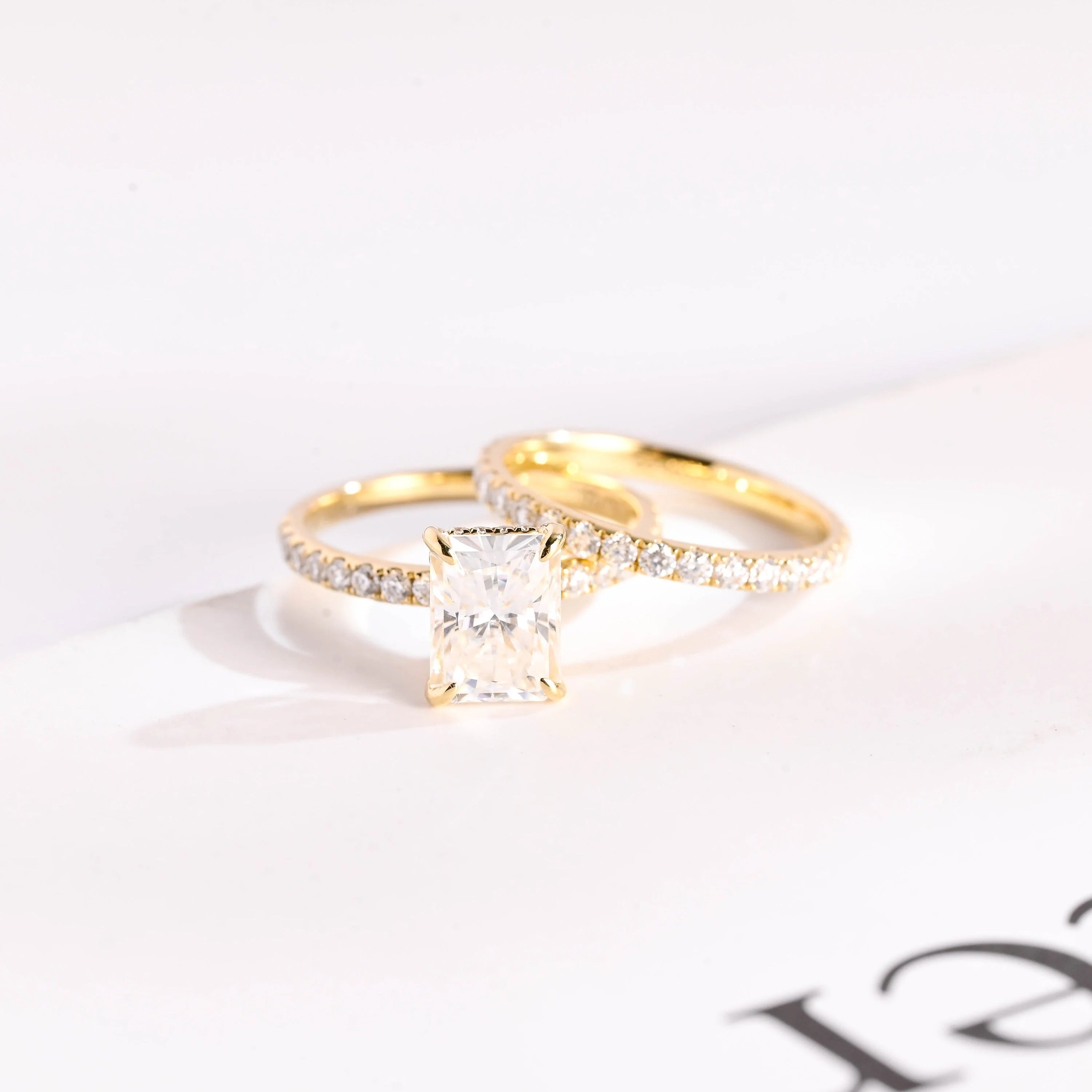 Solid Gold Radiant Cut Moissanite Engagement Ring and Wedding Band Set, Bridal Set Hauptbild