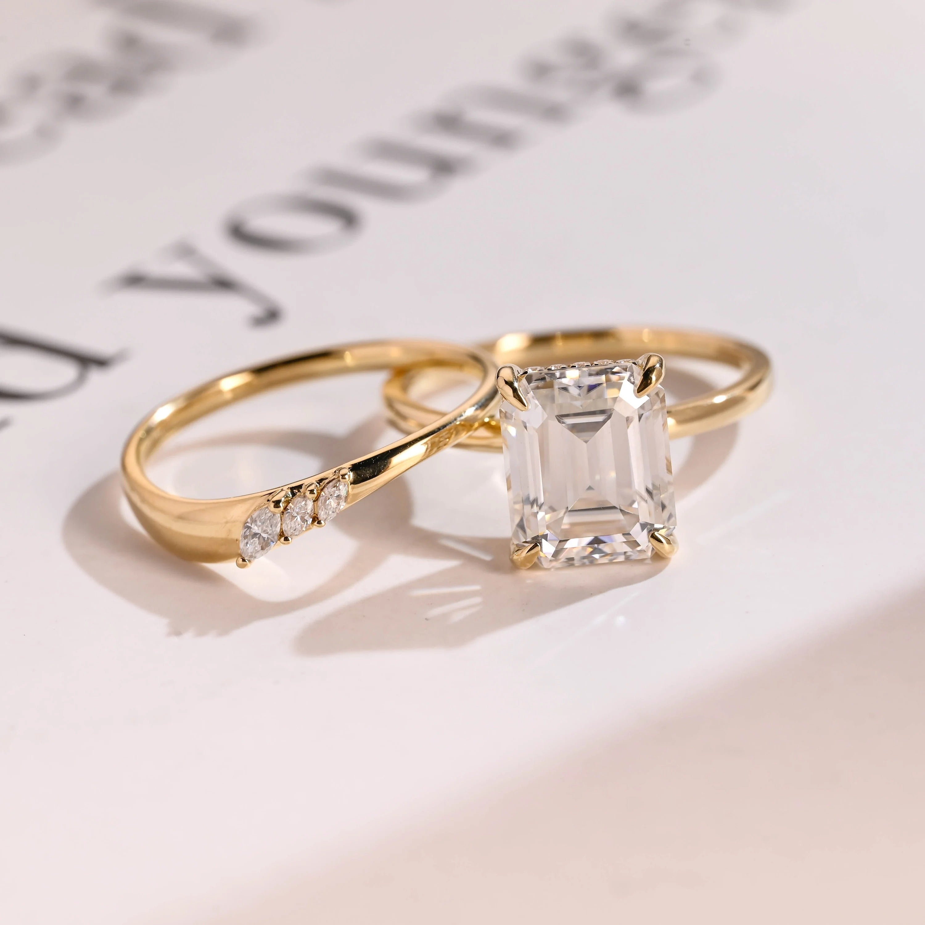 Solid Gold Elongated-Emerald Cut Moissanite Engagement Ring Set Hauptbild