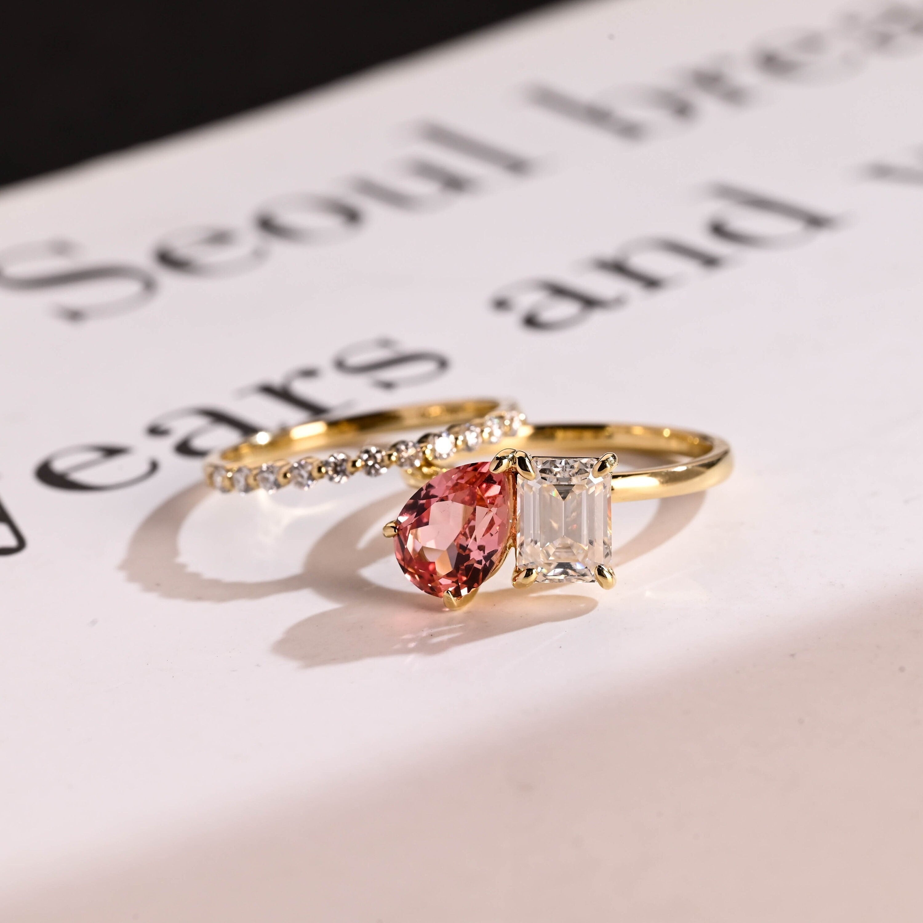 Toi et Moi Pear Cut Pink Sapphire & Emerald Cut Moissanite Engagement Ring Set Hauptbild