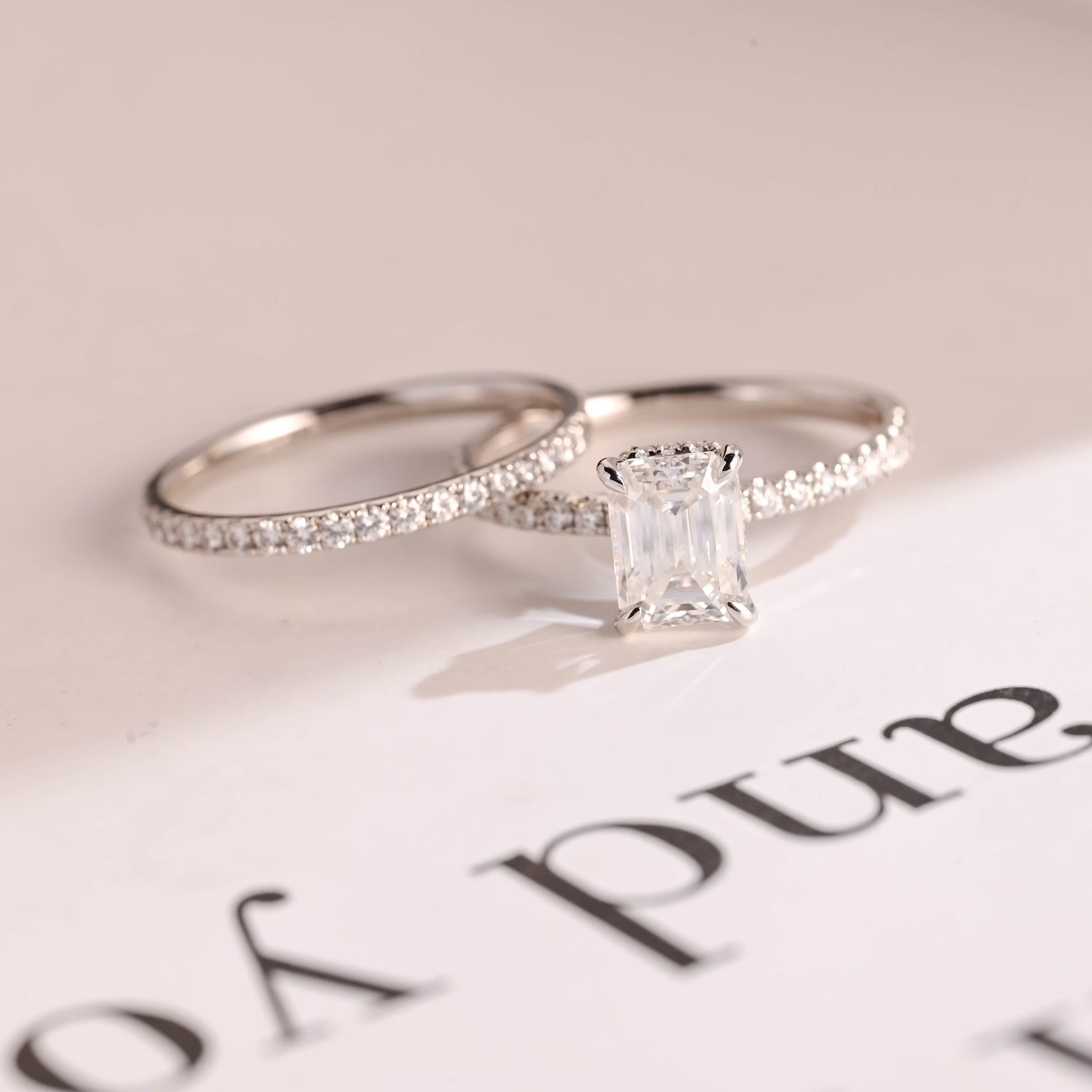 Solid Gold Emerald Cut Moissanite Wedding Band Set Hauptbild