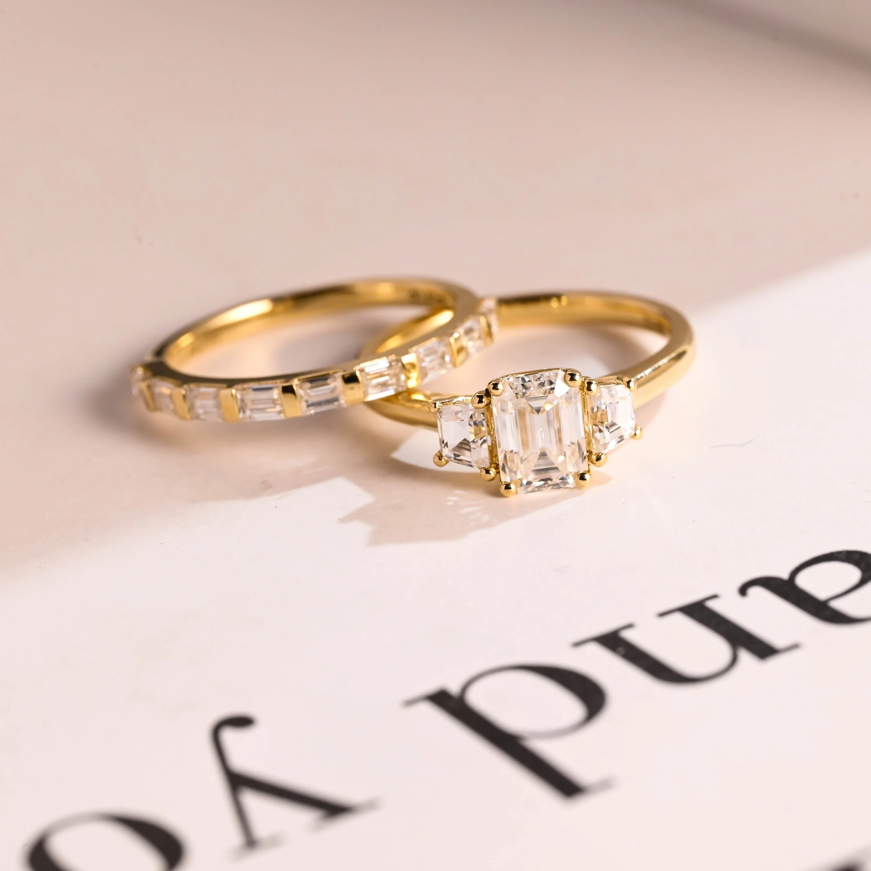 Solid Gold Emerald Cut Moissanite Engagement Ring and Wedding Band Set, Bridal Set Hauptbild