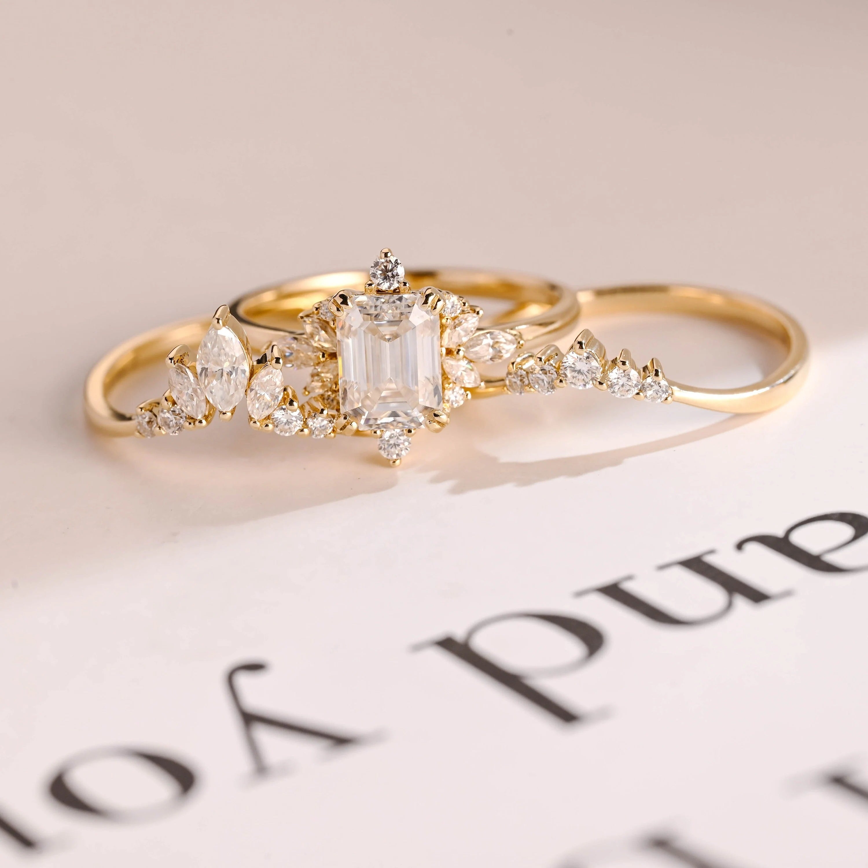 Solid Gold Emerald Cut Moissanite Engagement Ring Set, Wedding Band Set Hauptbild