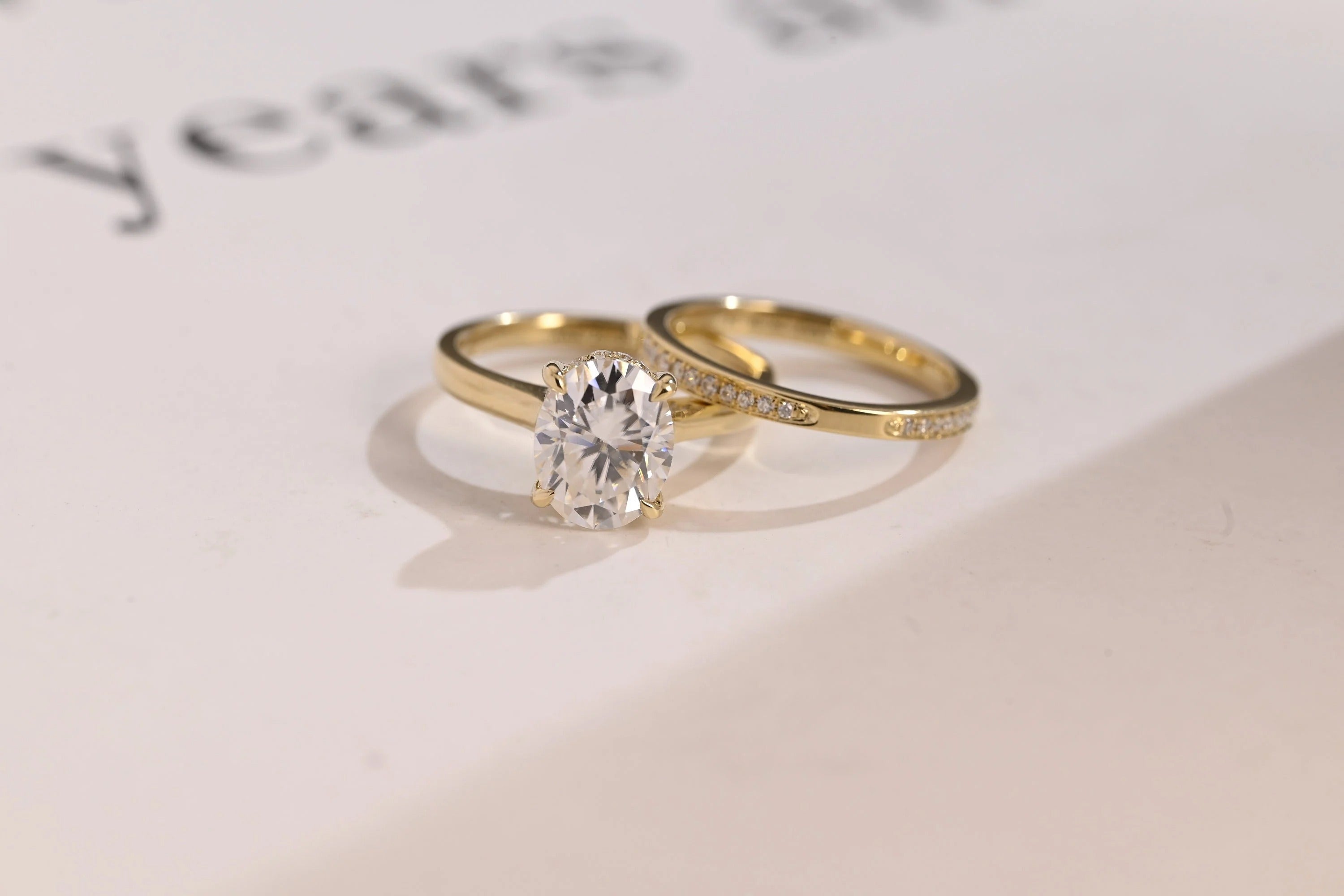 Solid Gold Oval Cut Moissanite Engagement Ring and Wedding Band Set, Gift for Her Hauptbild