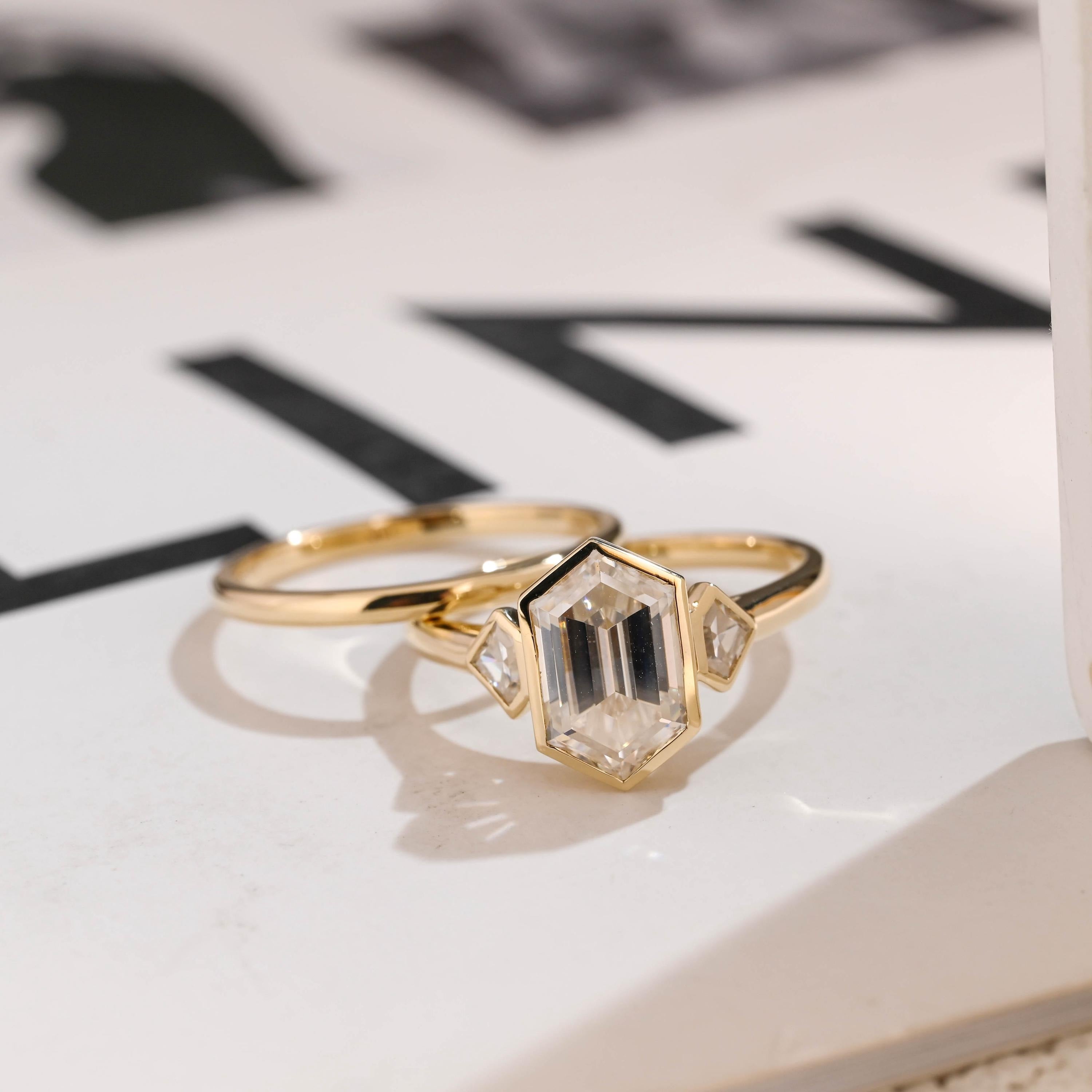 Solid Gold Hexagon Moissanite Engagement Ring Set, Bezel Ring Wedding Band Set Hauptbild