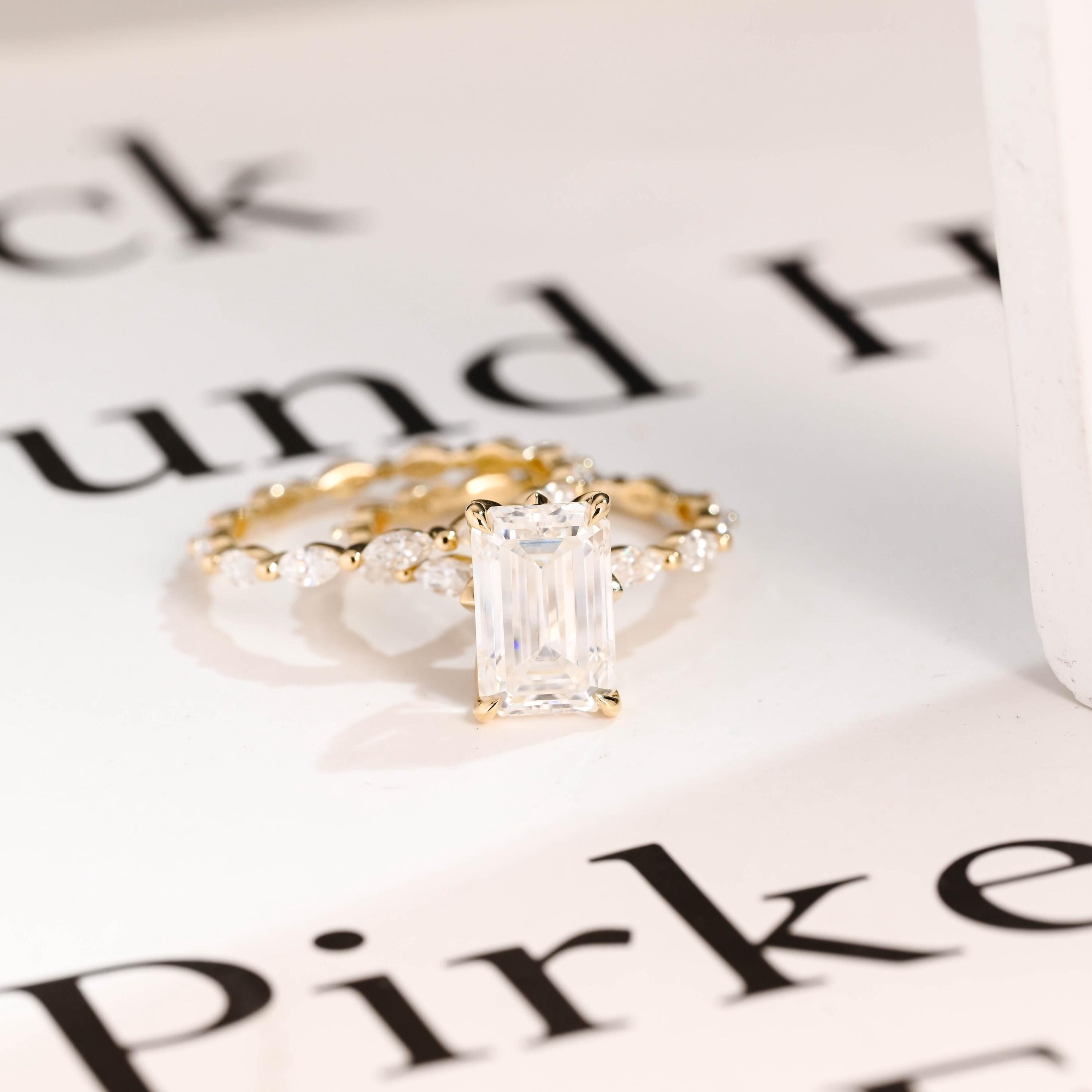 Solid Gold Elongated-Emerald Cut Moissanite Engagement Ring Set Hauptbild
